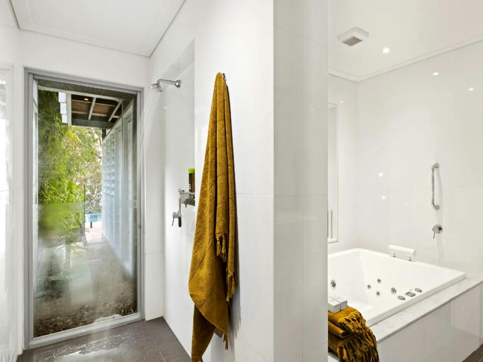 고급스러운 편안함을 위한 실내 욕실