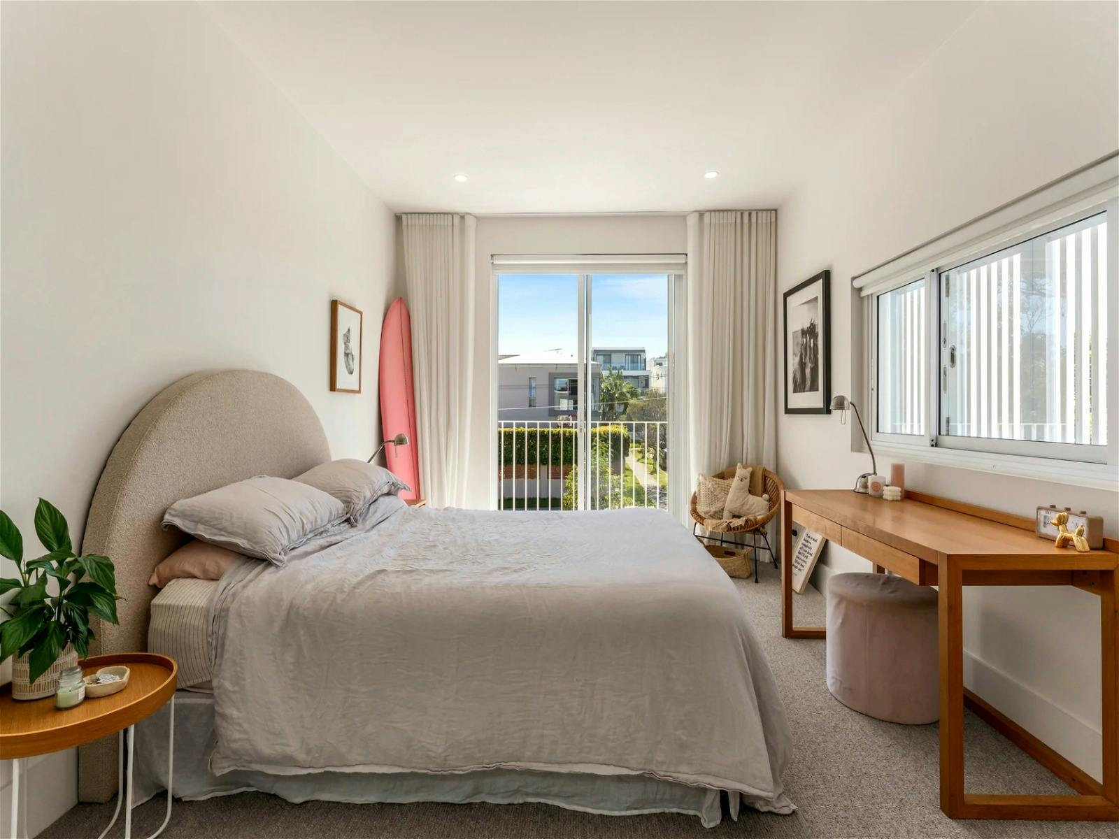 寬敞的大床房配有書房，共用一間溫馨的家庭浴室