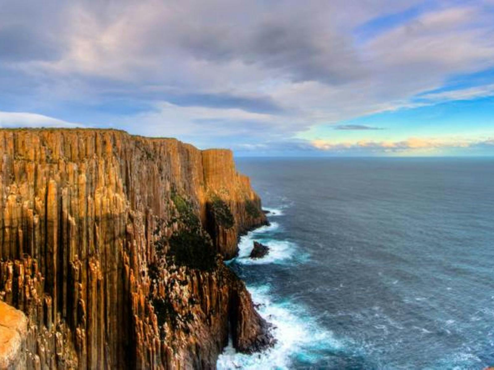 Cliffs-on-the-three-capes-track