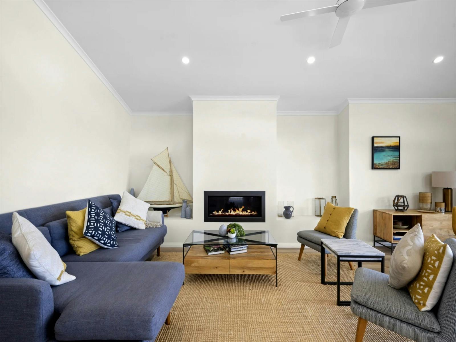 起居區設有壁爐，溫暖舒適，令人放鬆