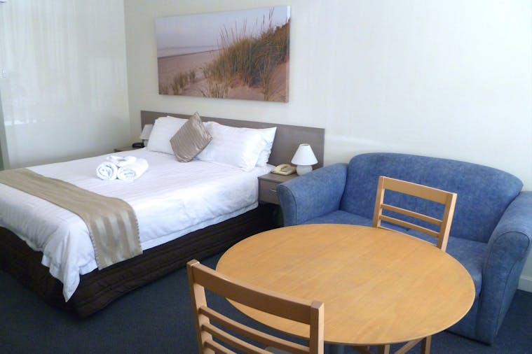 DELUXE QUEEN ROOM 13