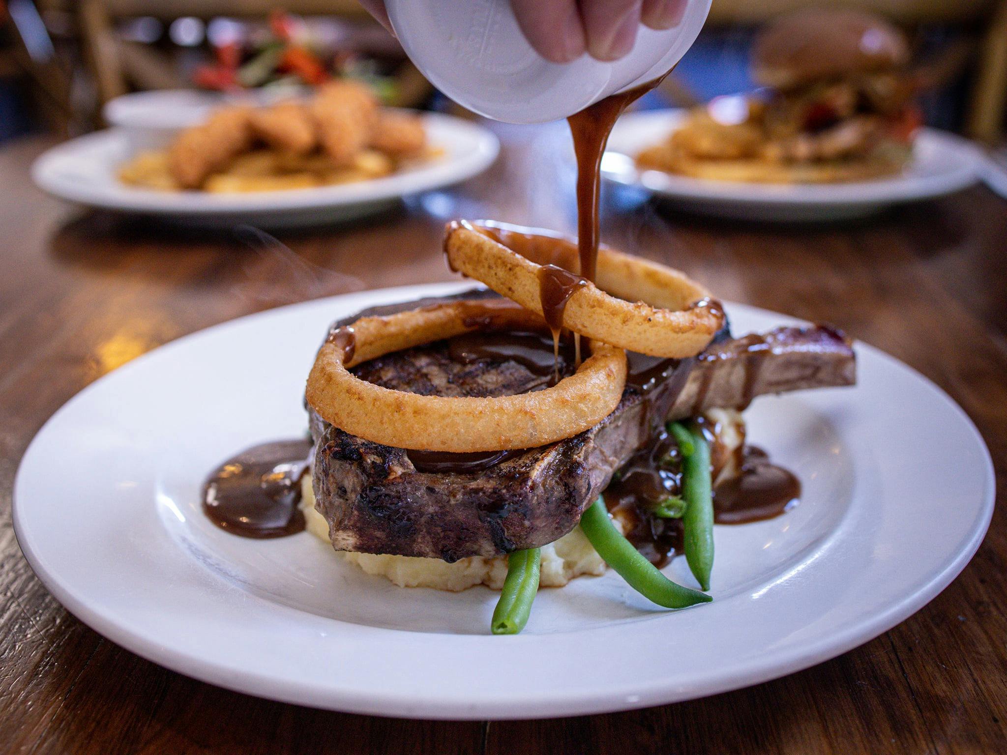 으깬 감자와 녹두 위에 얹은 리바이 스테이크 350g