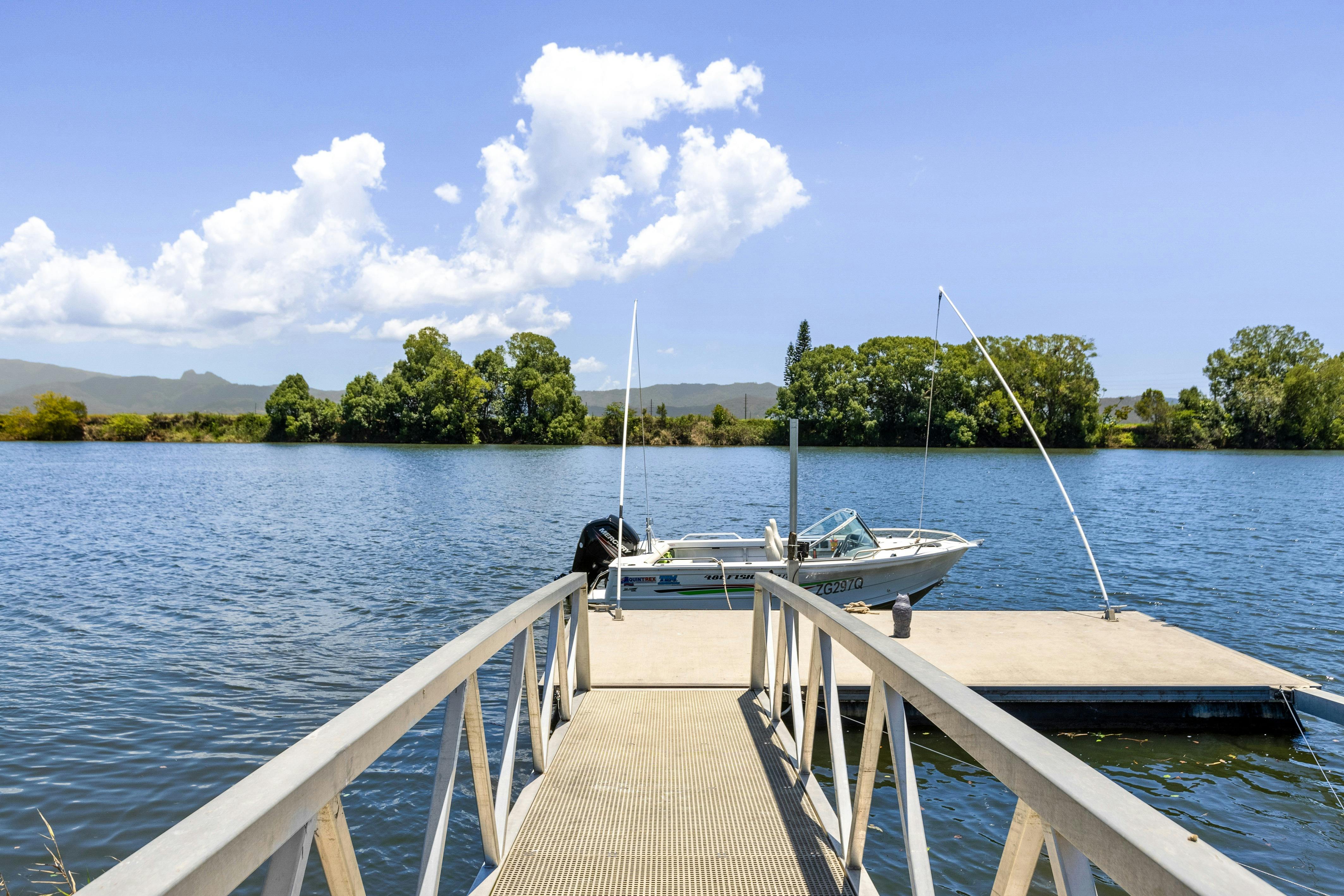 Private boat pontoon