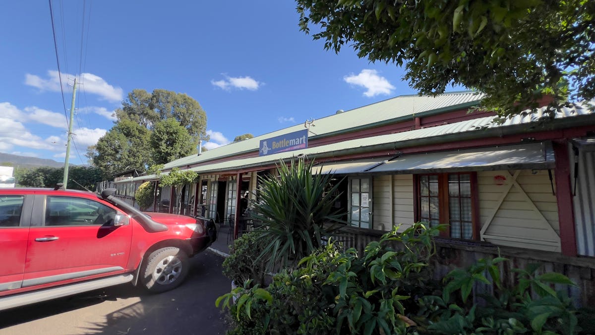 Car parked out the front of the Mulgowie Hotel
