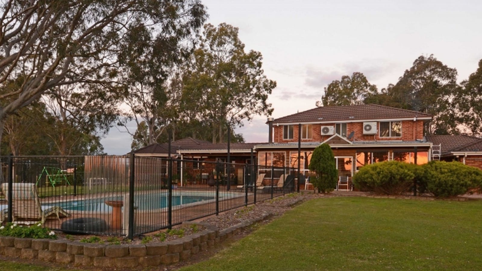 Backyard and swimming pool at Bella Wind Bed and Breakfast