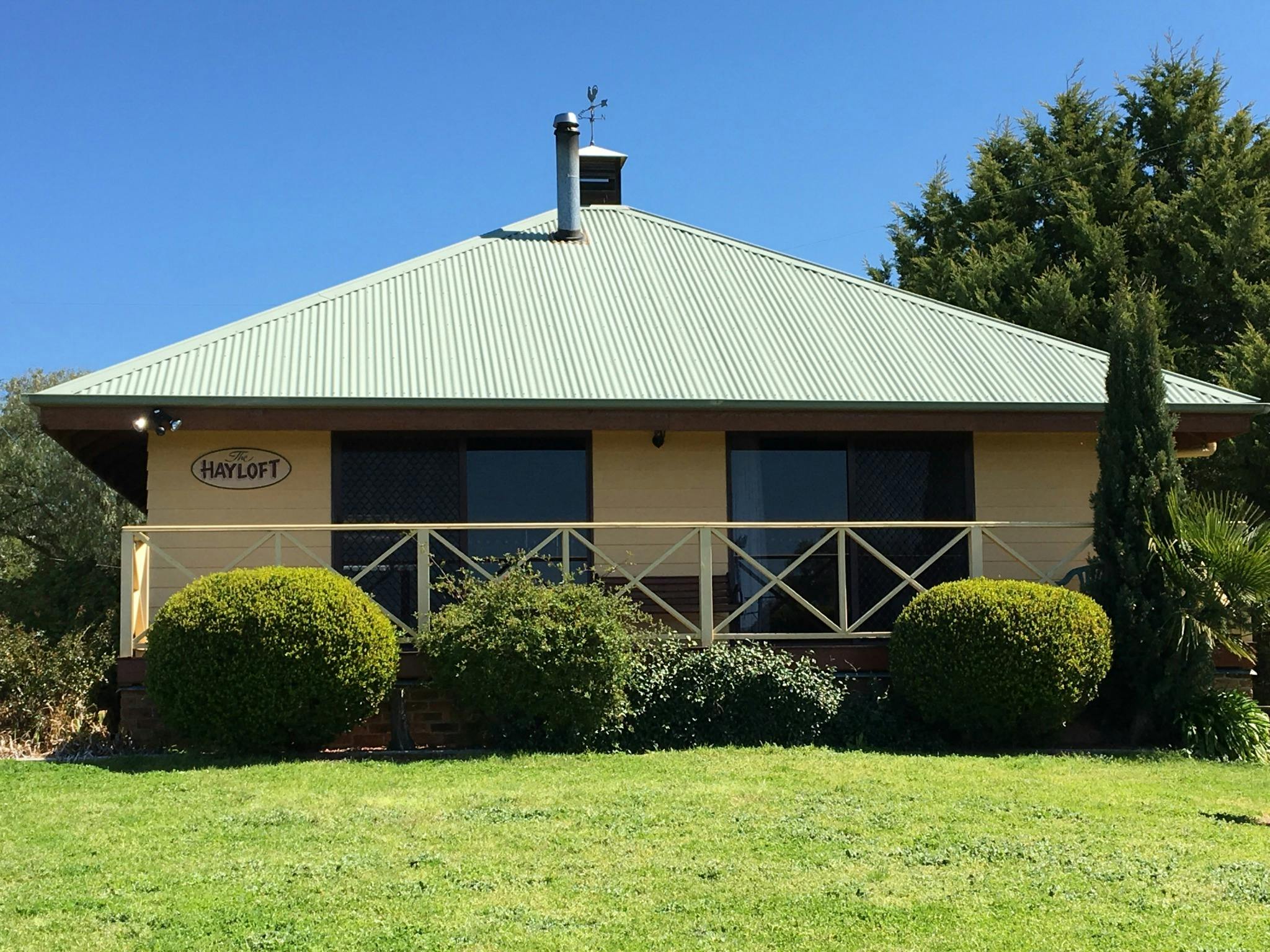 picture of the cottage from the driveway