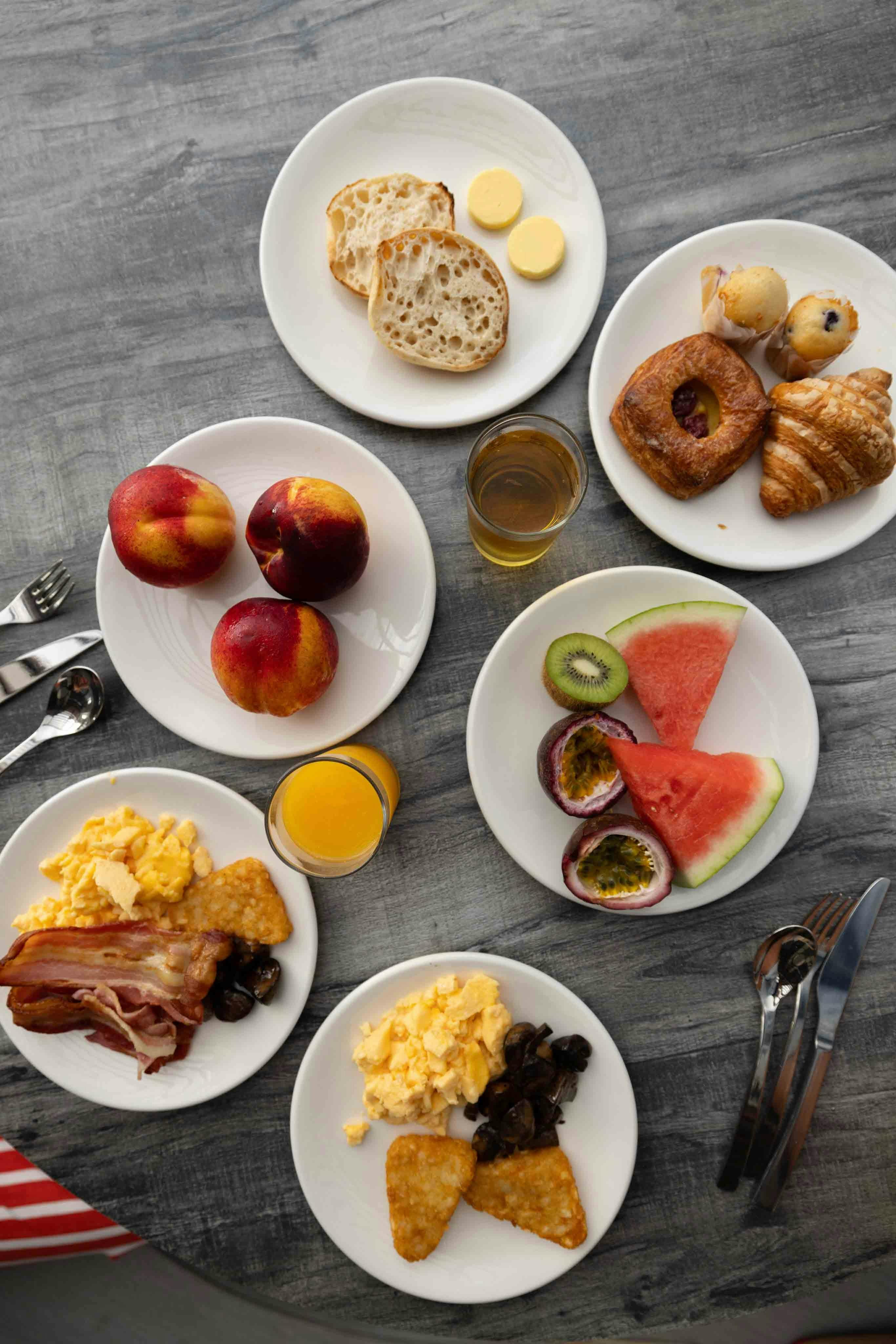 머큐어 쿠인다 워터스 카린야스 레스토랑의 조식 뷔페