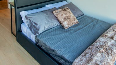 Eagle Peak Tiny Abode - Bed