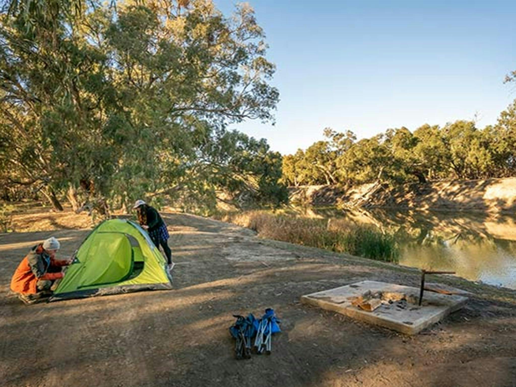 Zwei Camper bauen ihr Zelt auf dem Campingplatz am Darling River auf. Foto: John Spencer/DPIE