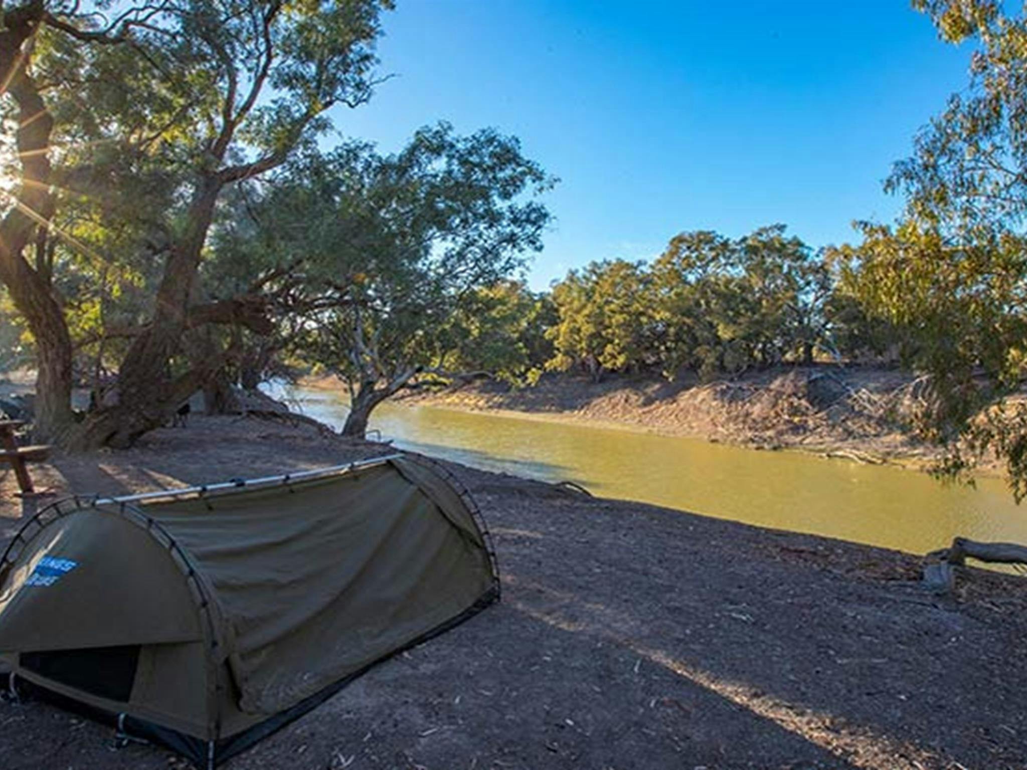 Ein Zelt im Swag-Stil auf dem Campingplatz Darling River im Toorale-Nationalpark. Foto: Joshua Smith/OEH.