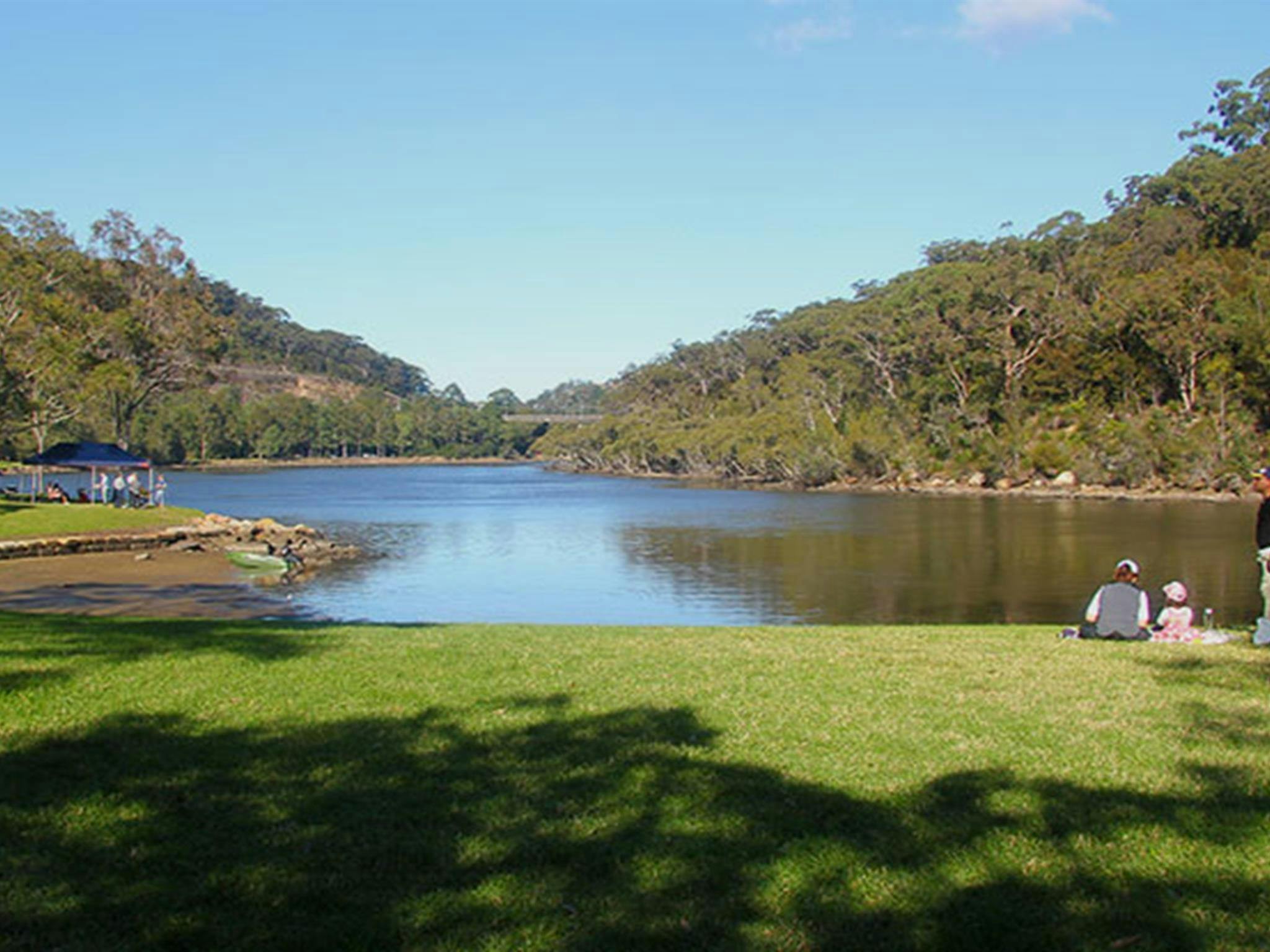 Eine Familie genießt den Davidson Park am Middle Harbour Creek im Garigal-Nationalpark. Foto: Natasha