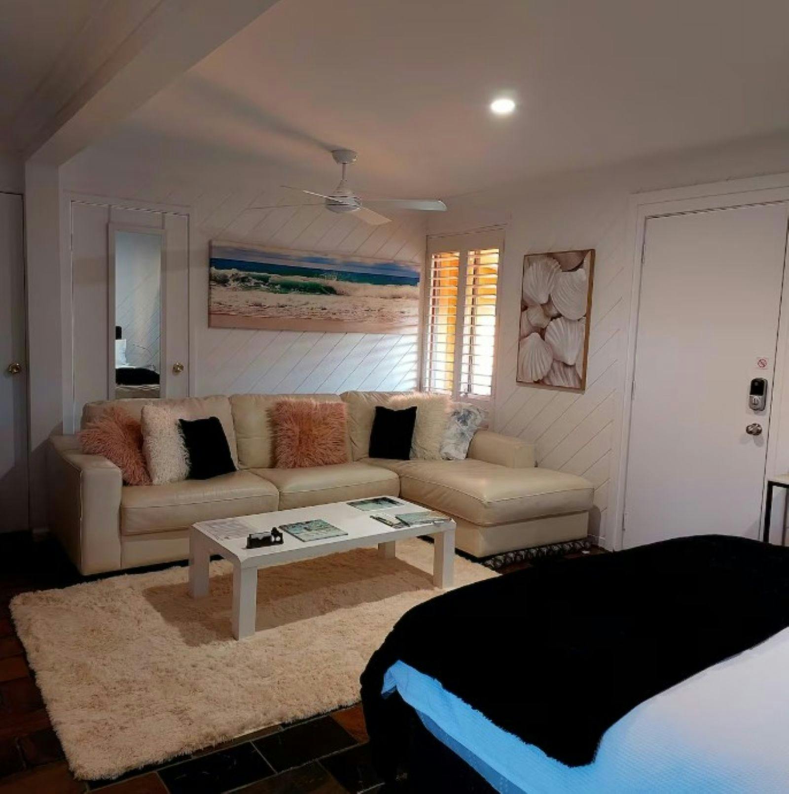 Innenansicht des Wohnbereichs mit großem Wohnzimmer