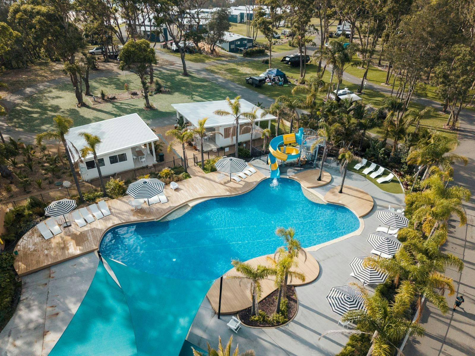 Beheizter Pool & Gemeinschaftsküche | Tasman Holiday Parks – Racecourse Beach