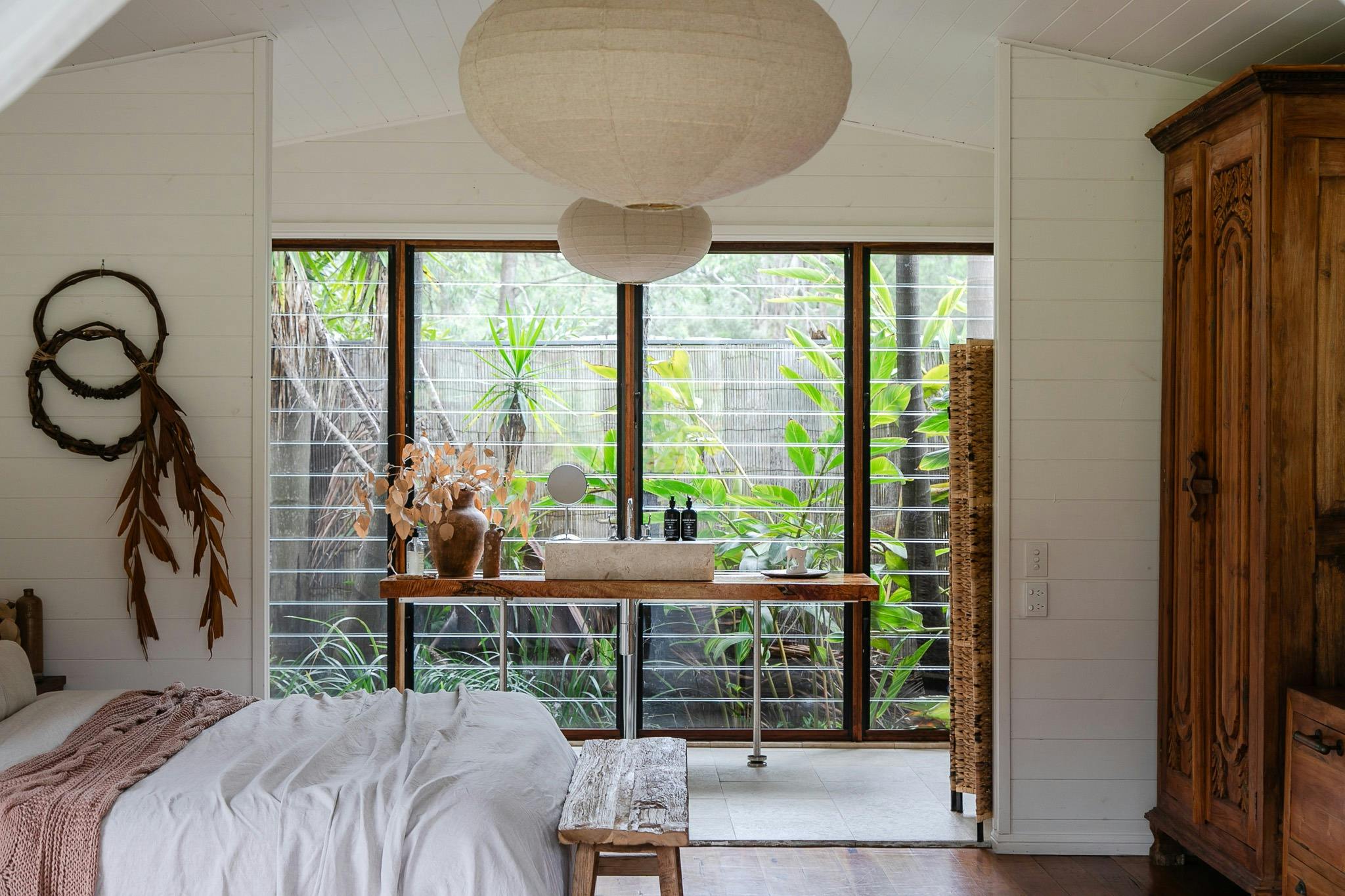 Luxury king boathouse with double shower with rainforest backdrop