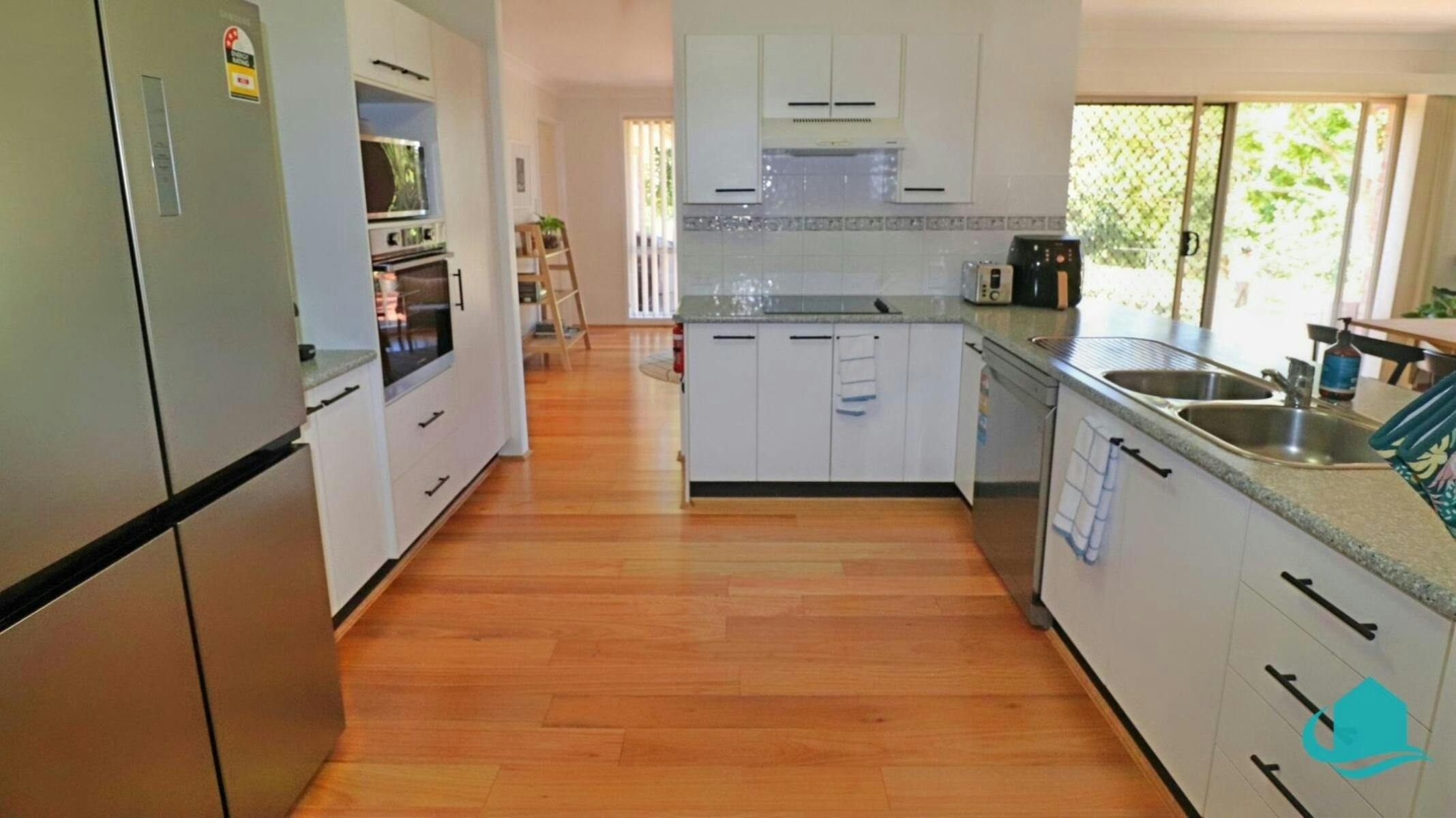 식기 세척기와 에어프라이어가 있는 넓은 주방