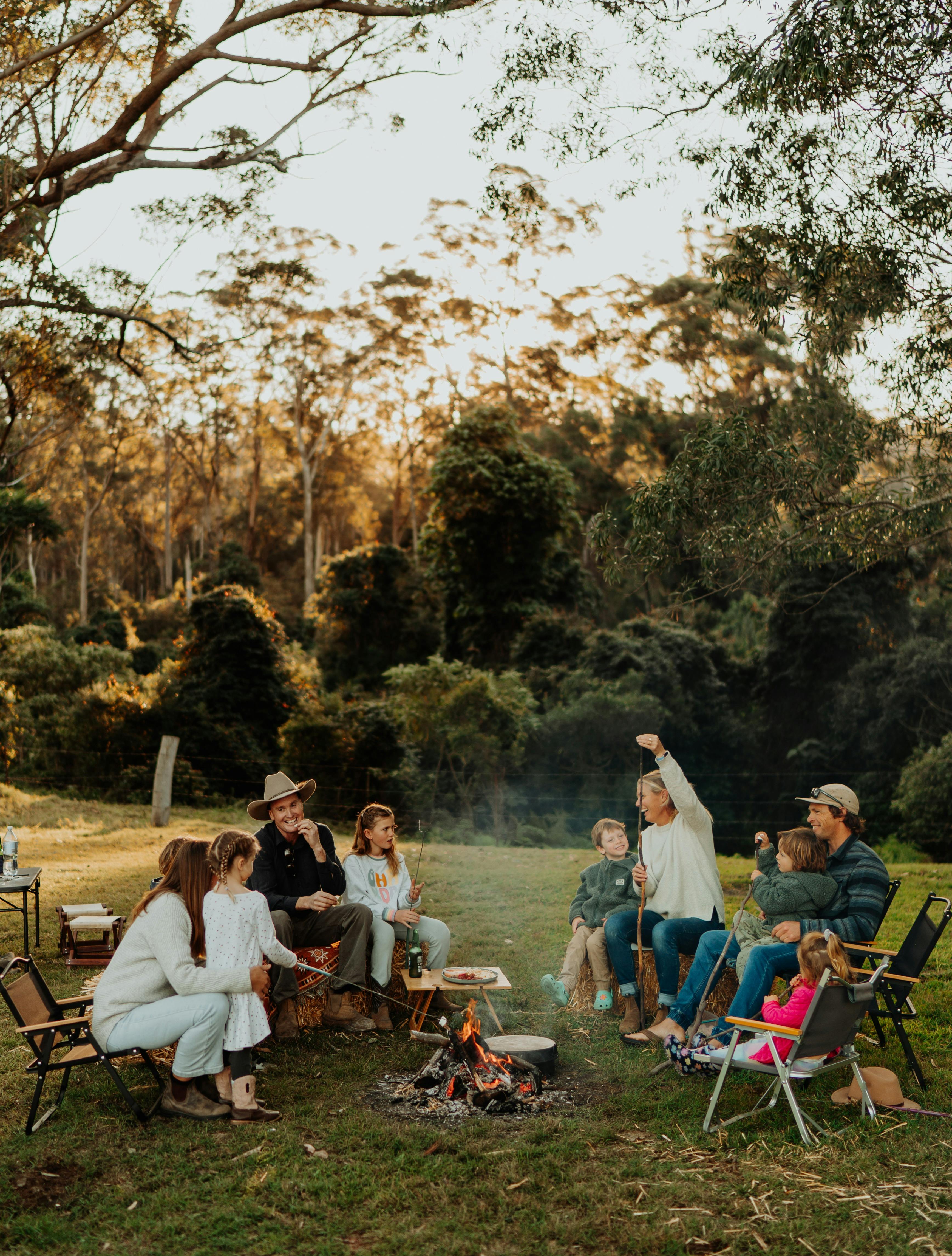 キャンプファイヤーでリラックスしたり、友達とマシュマロを焼いたりして楽しい時間を過ごします