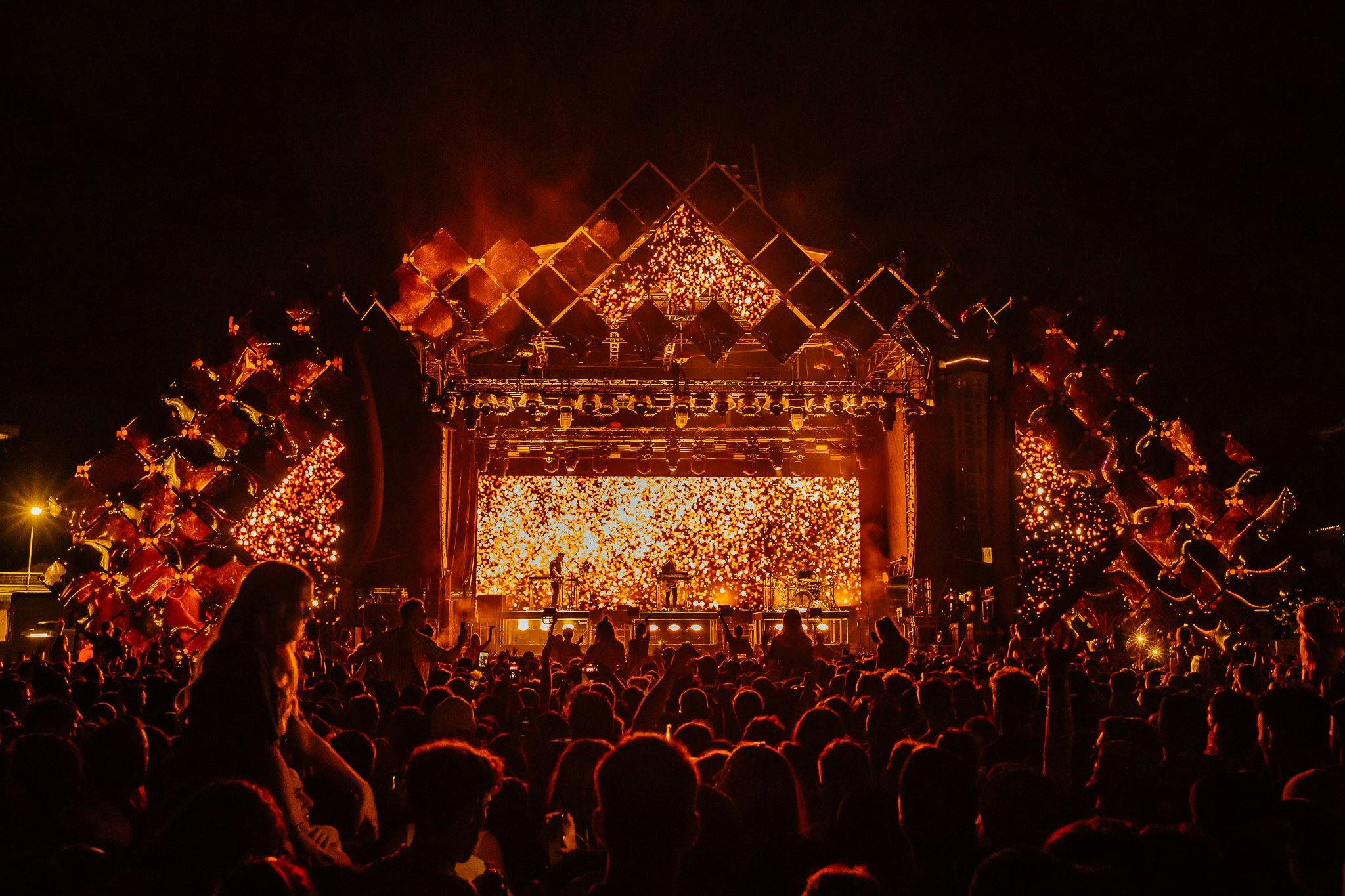 Sea of crowd facing band performing at stage at Wildlands 2021