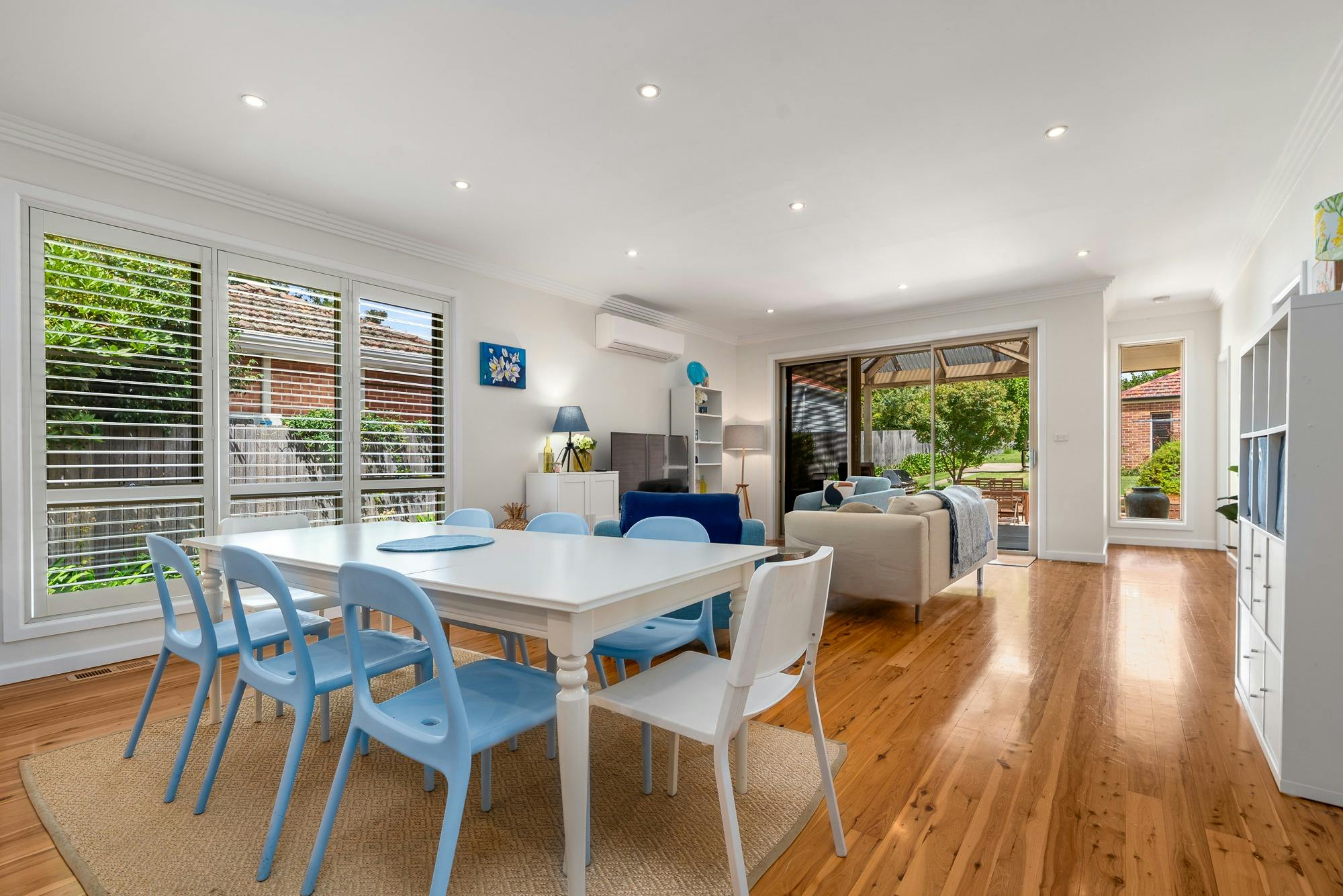 餐厅、起居室和户外