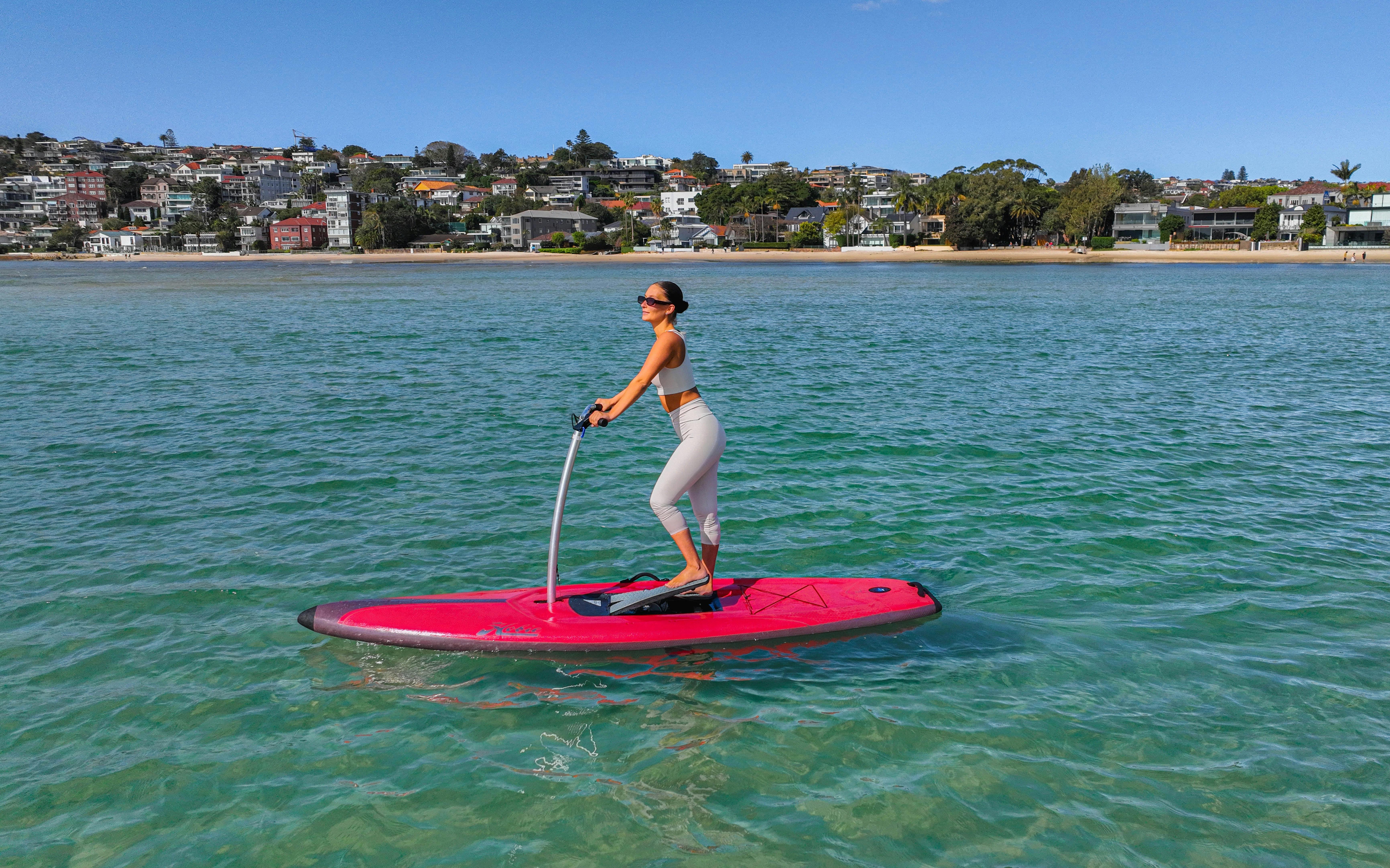 伊莎貝拉在玫瑰灣享受陽光明媚的一天。