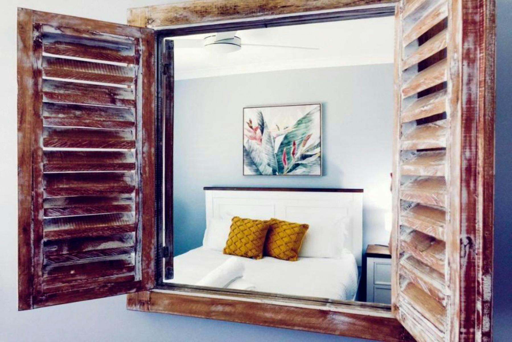 Bedroom with queen size bed