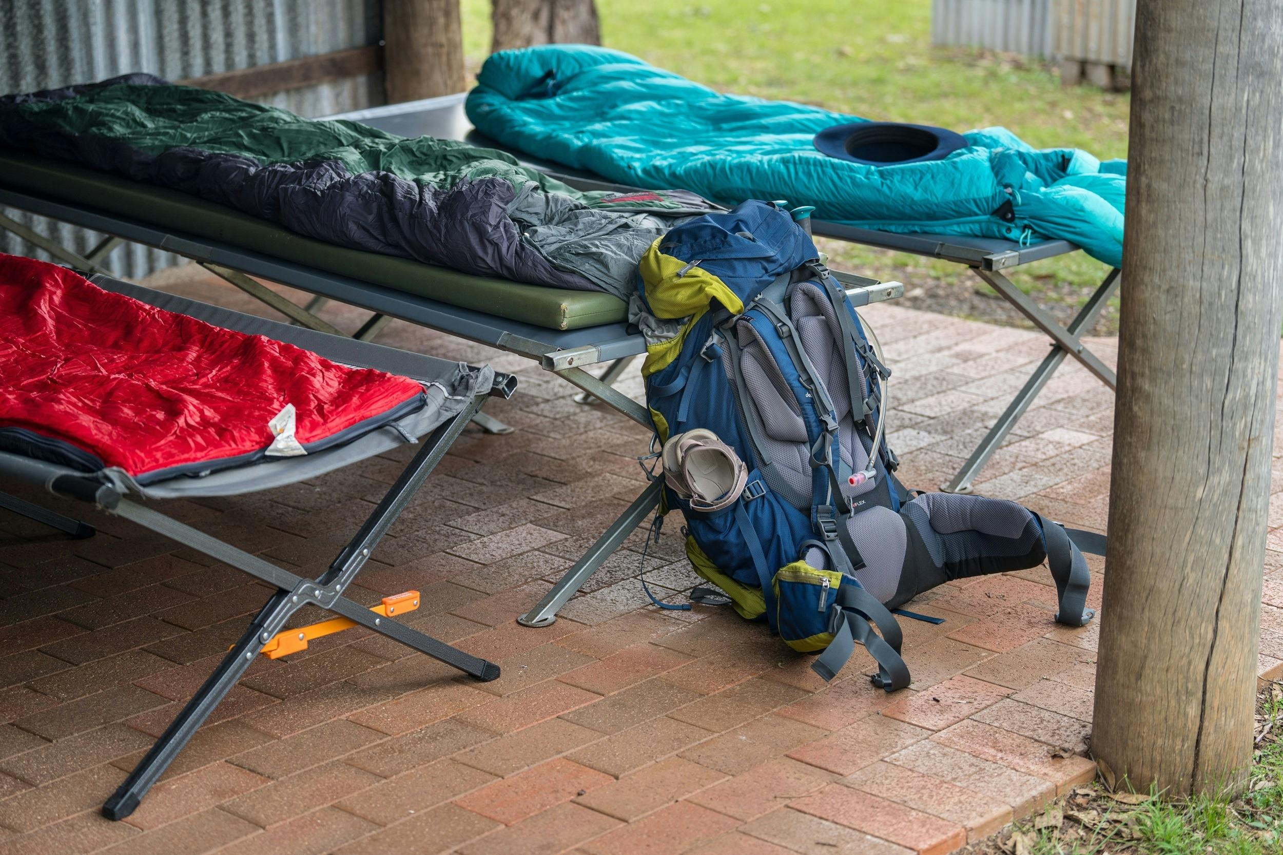 그린 굴리 트랙의 유산 오두막에 설치된 캠핑 침대.