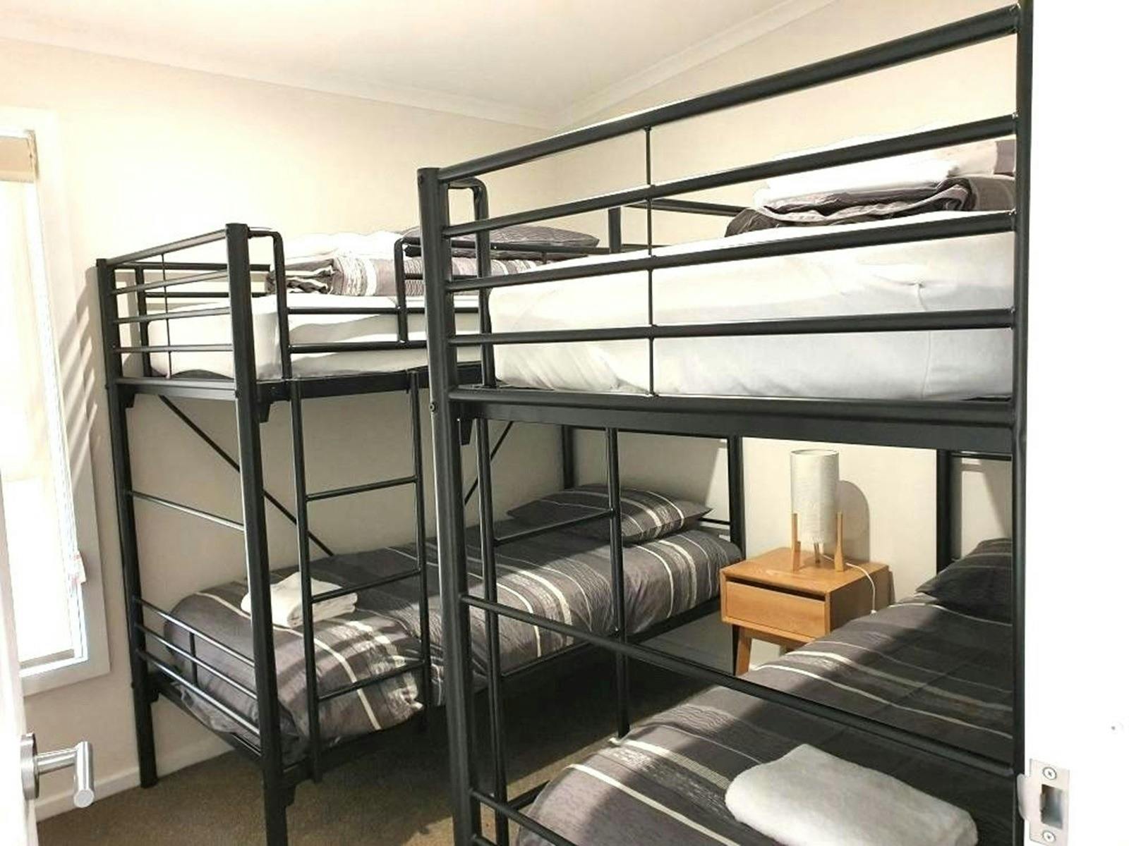 33245_discovery_parks_bright_deluxe_2_bedroom_access_cabin_sleeps_4_bunk_beds