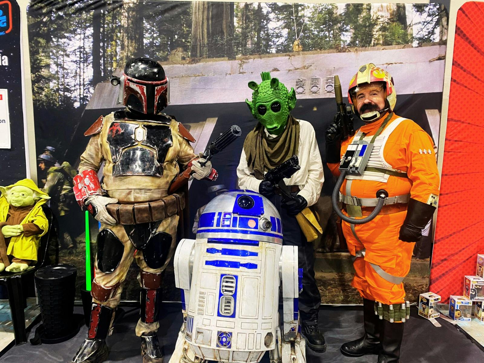 Star Walking cosplayers in Star Wars, plus robotic R2D2