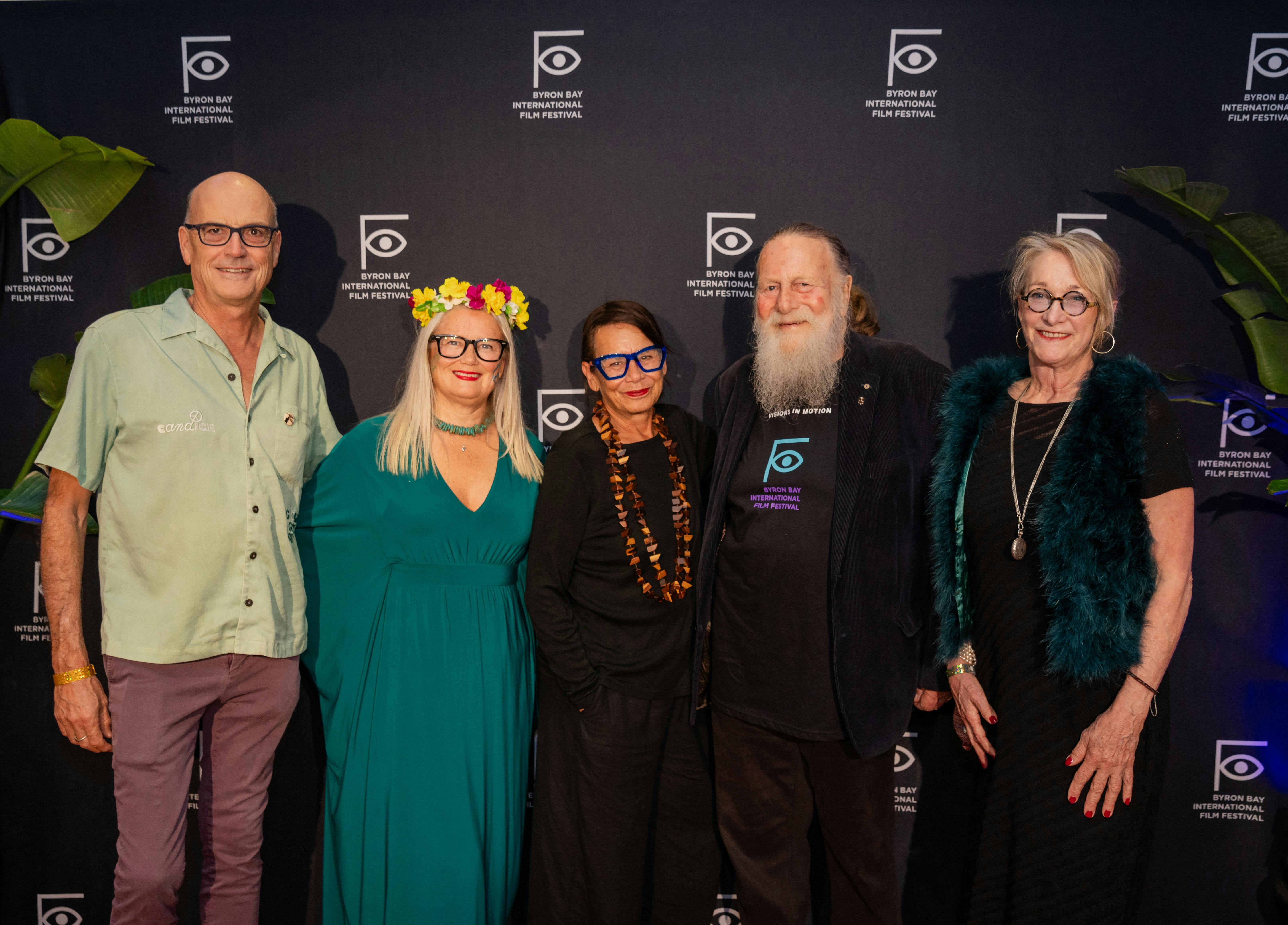 5 colourful people including Australian acting legend Jack Thompson have their photo taken
