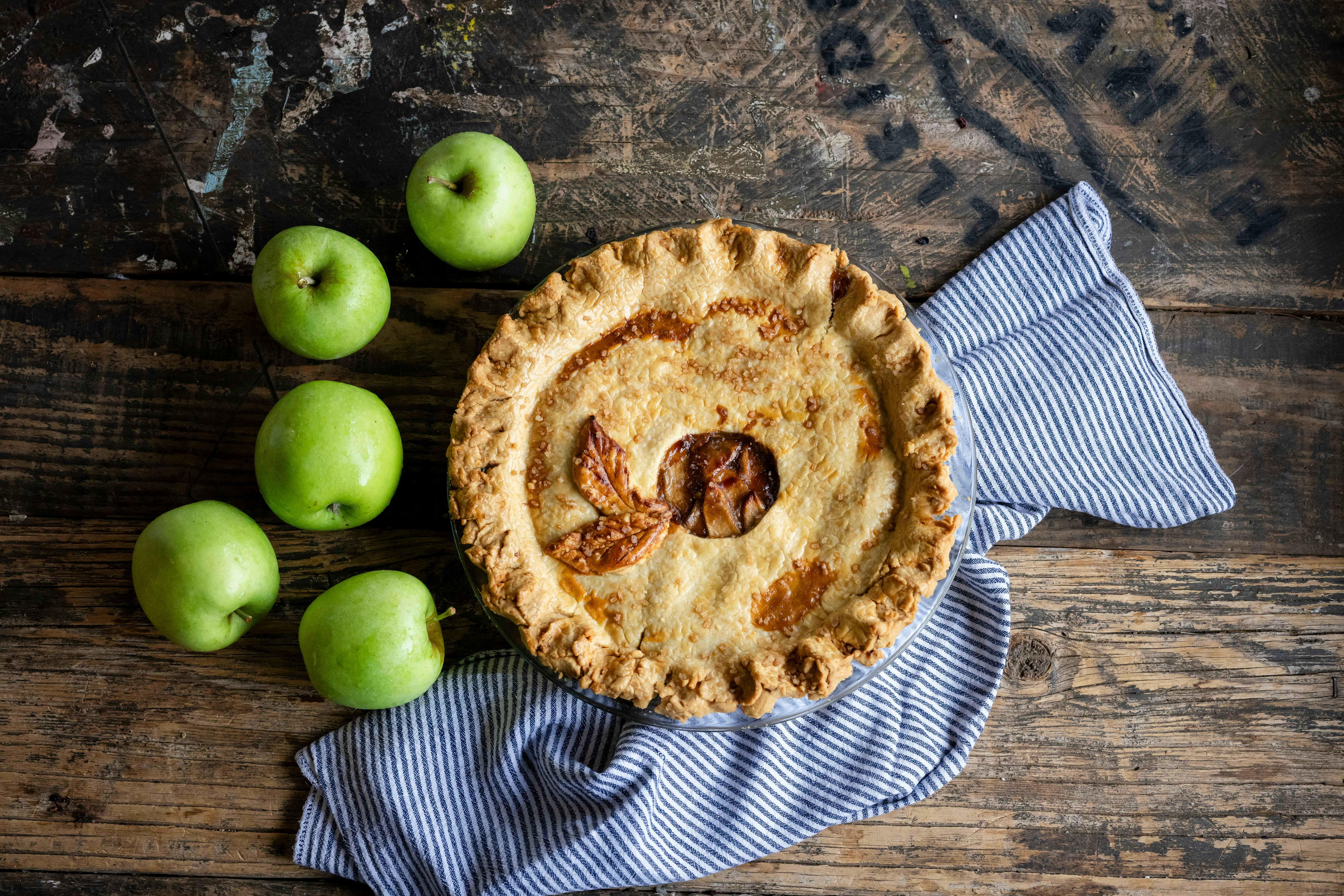 果樹園で採れたリンゴを使ったアップルパイ