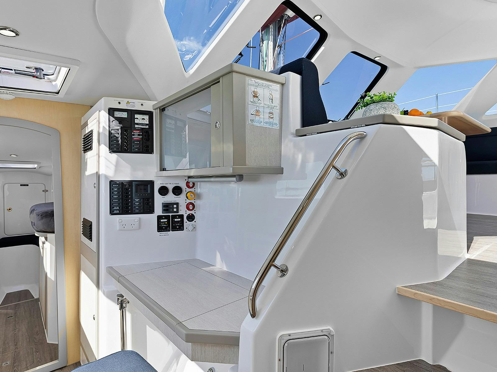 Seawind 1160 Lite Deluxe - Nav station