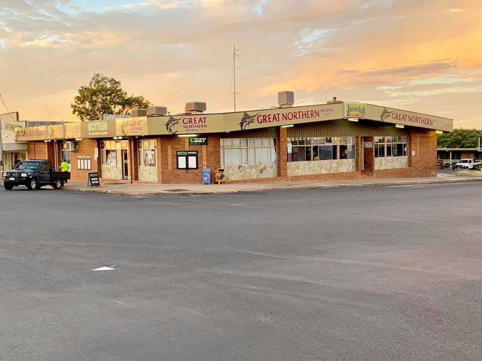 Friendly hotel serving meals and cold beverages. Friendly hotel serving meals and cold beverages.
