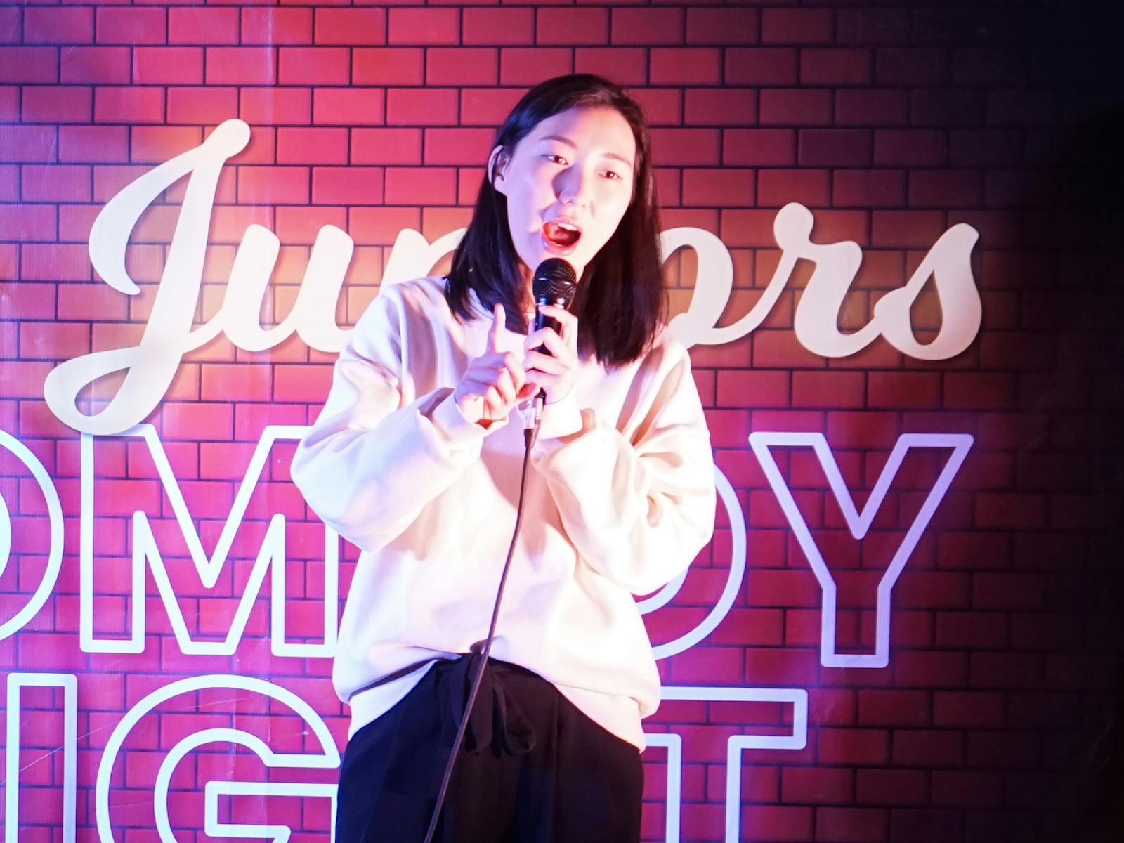 喜劇演員田珍妮在馬魯布拉喜劇俱樂部的舞台上表演單口喜劇