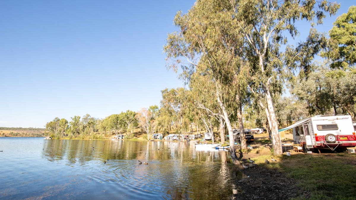 Caravans and campers on the banks of Lake Wuruma