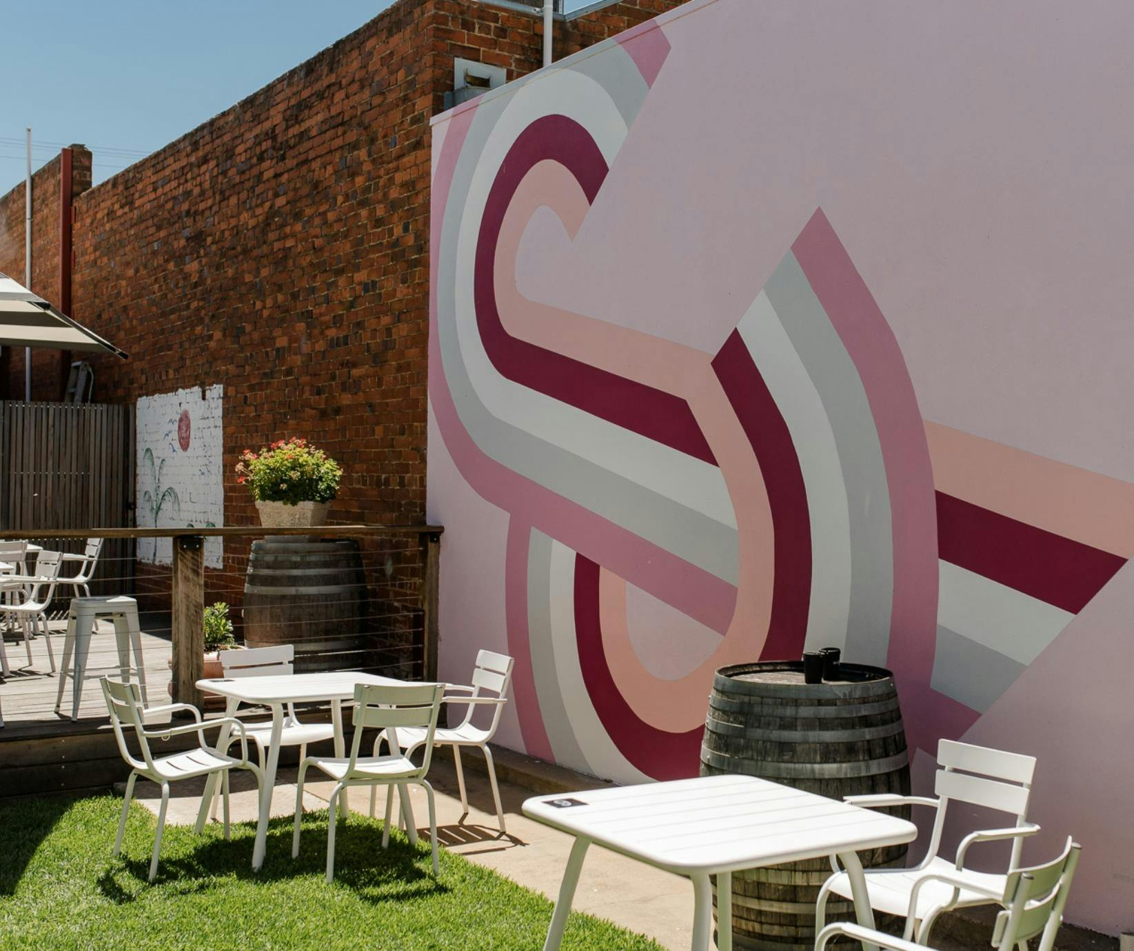 인스타그램에 올릴 만한 벽화 앞에서 FOMO 게임을 즐겨보세요(아티스트 - Kirrily Anderson)