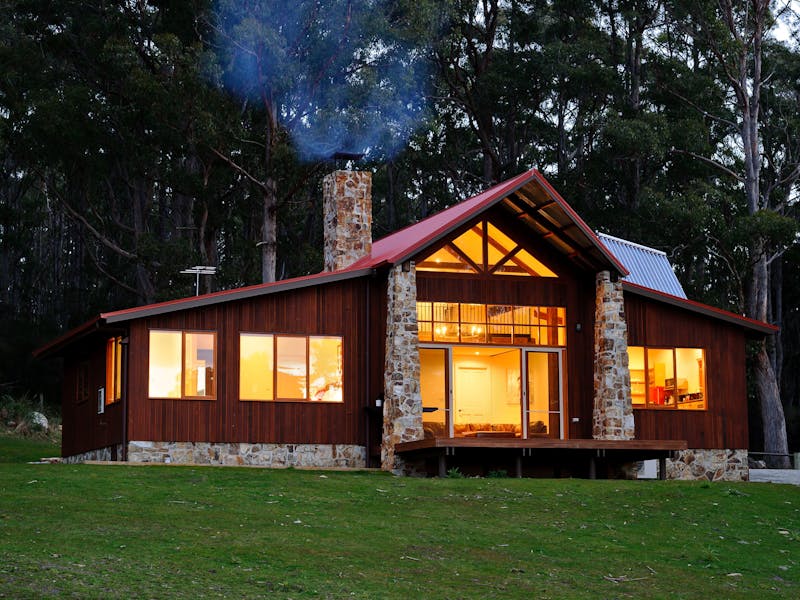 3 luxuriously appointed bedrooms, 2 with King size beds, 2 bathrooms and fully equipped kitchen