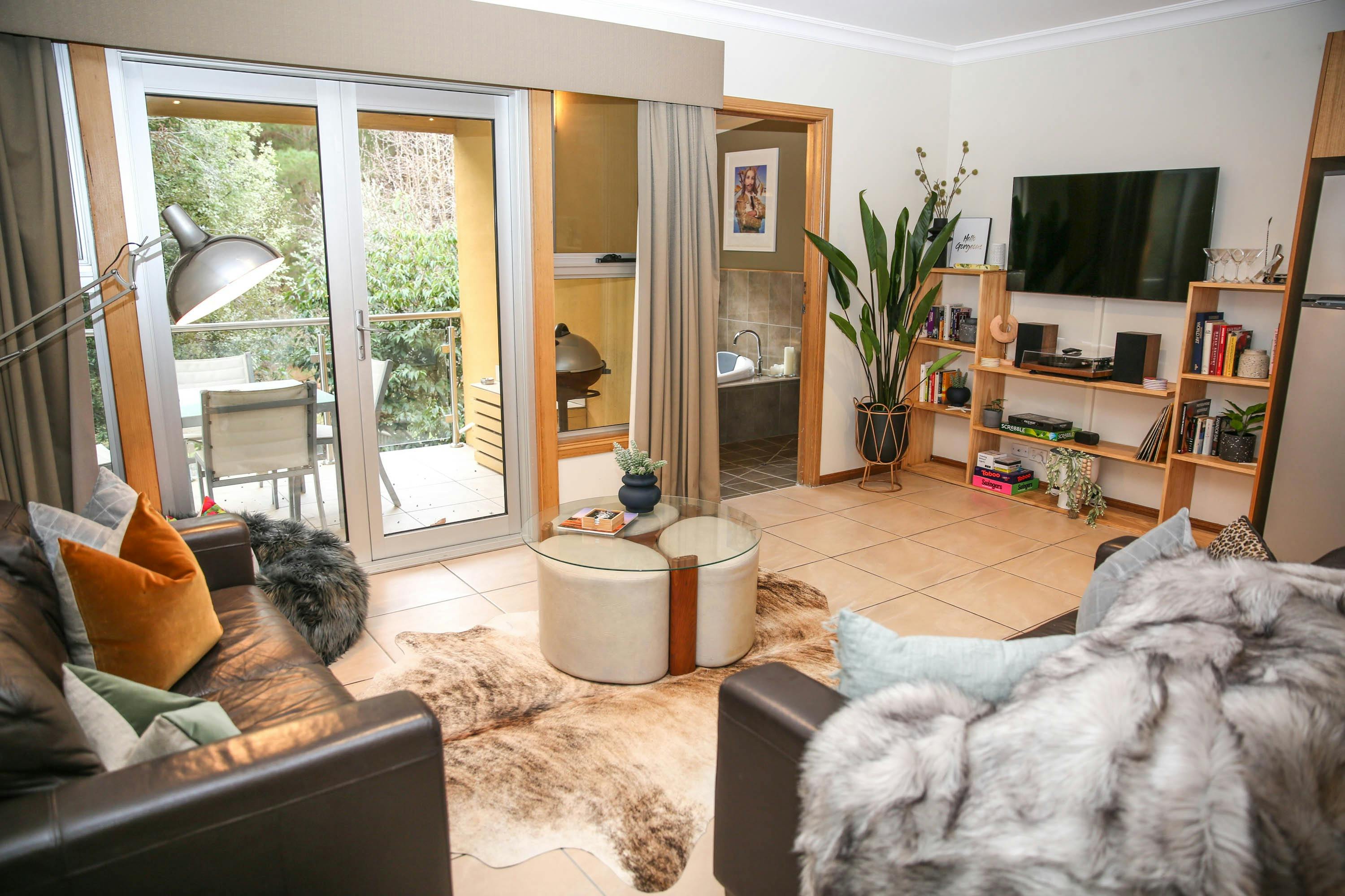 Lounge, balcony and spa at The Outta Towner with Alpine Valley Getaways