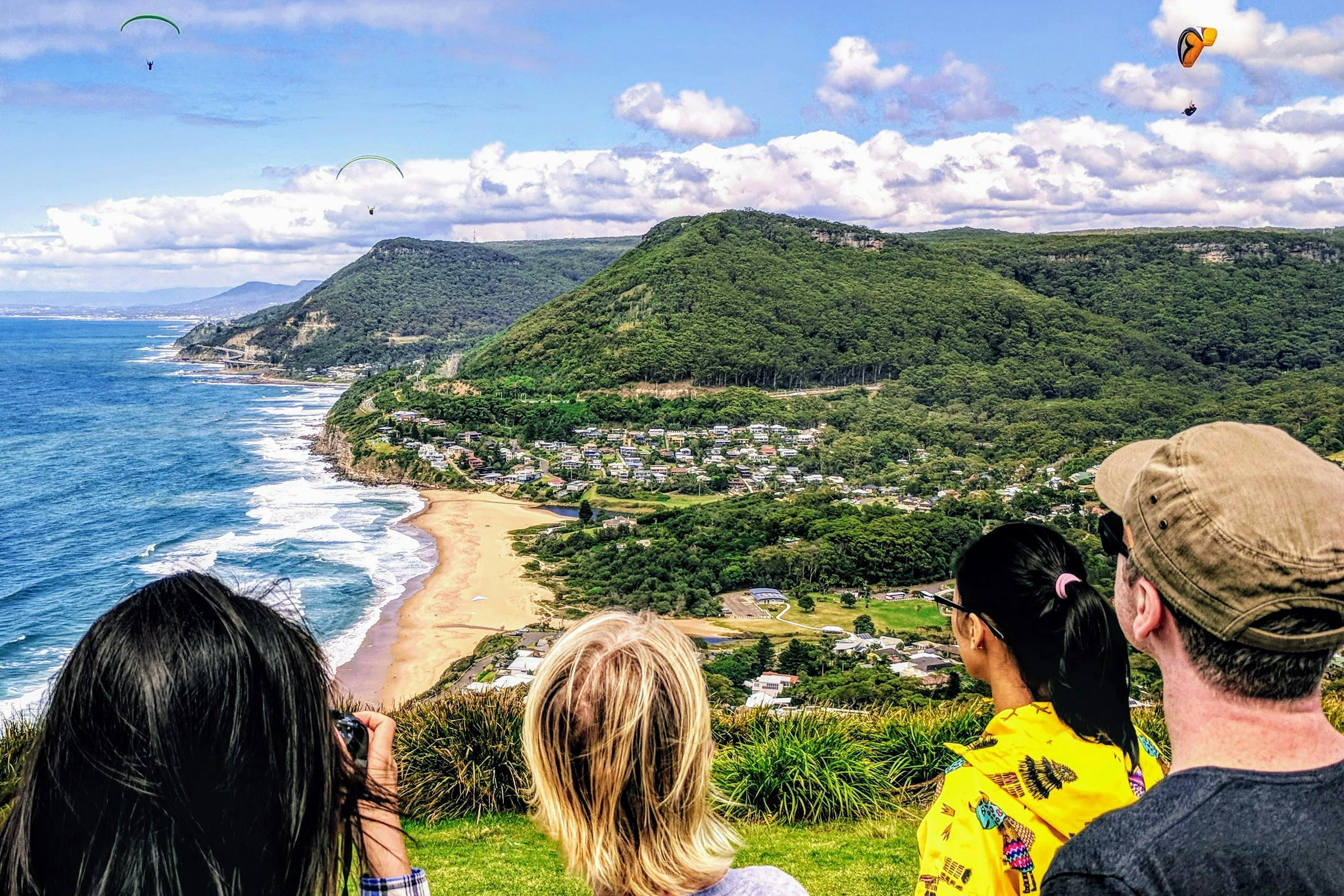 볼드힐 전망대에서 태평양과 마을의 아름다운 전망을 바라보는 여행객들