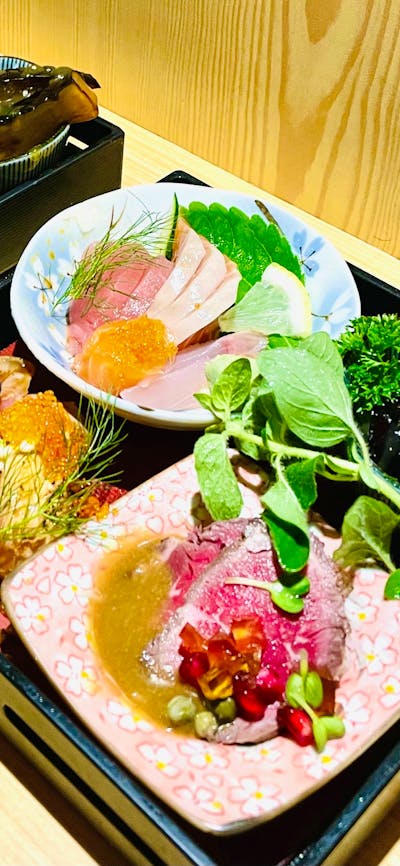 - Sashimi - Aburi sushi - Eggplant - Wagyu Tataki - Teriyaki -Tempurae - Rice - Miso soup - Pickles