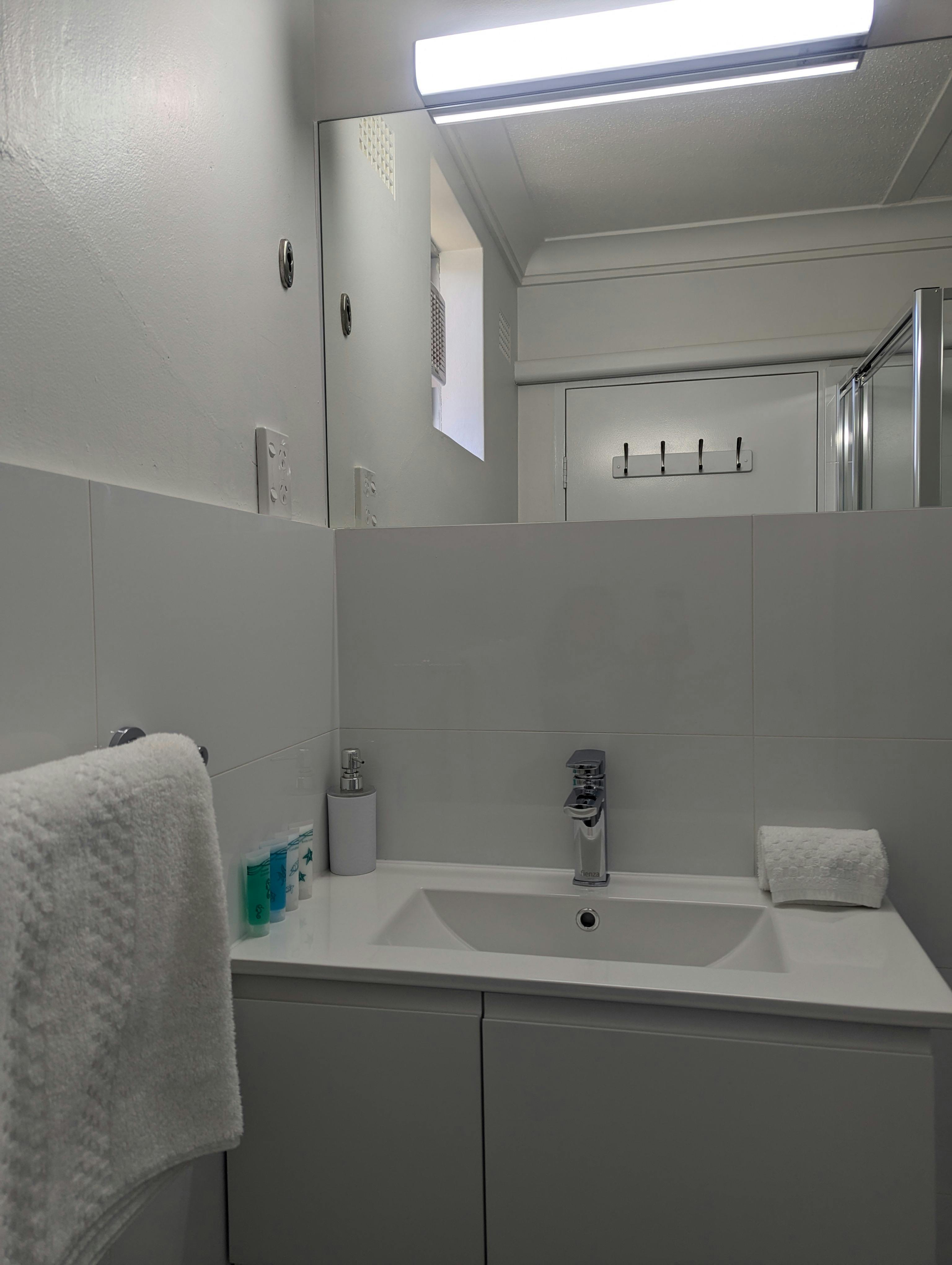 Queen motel room bathroom