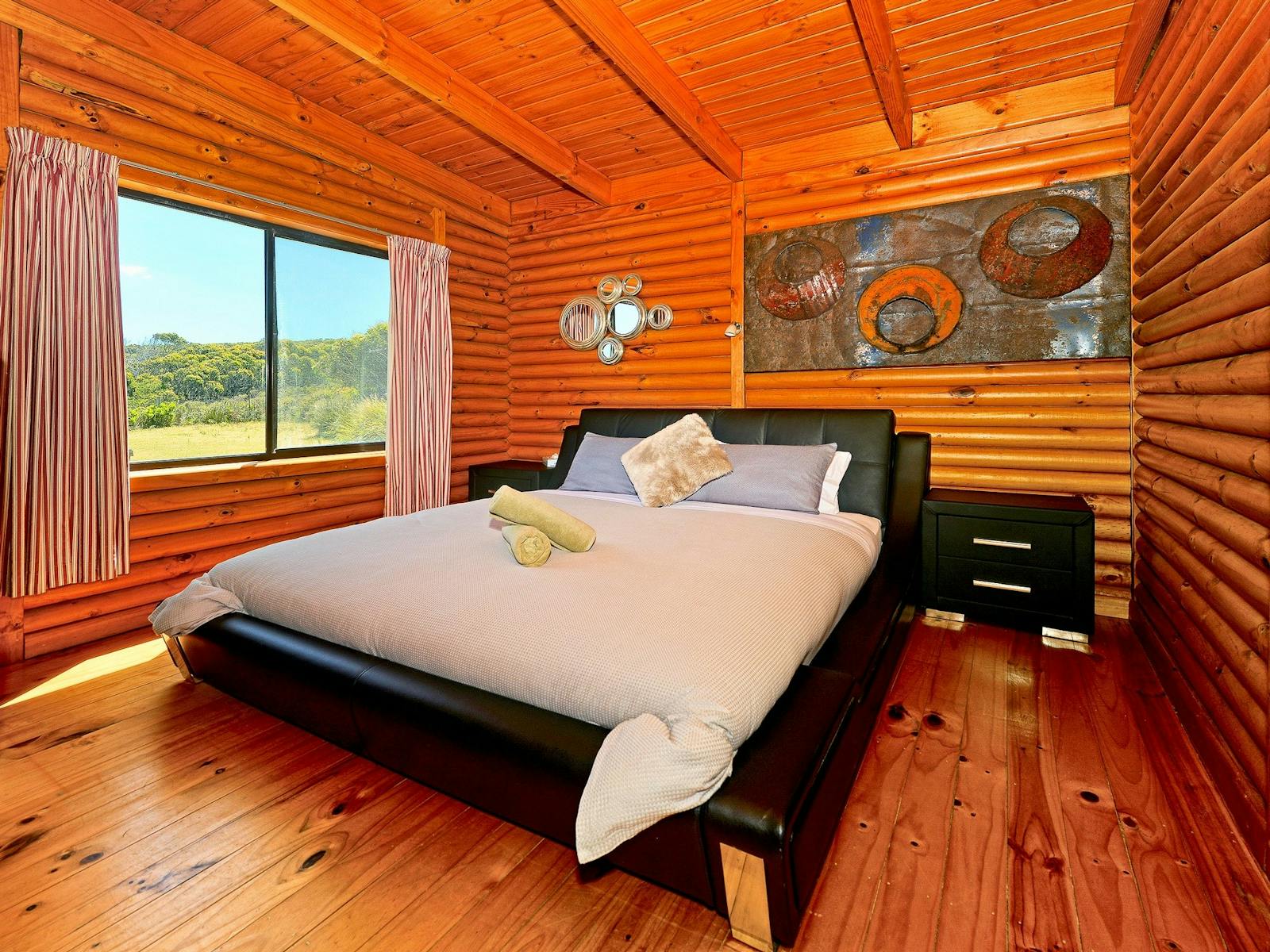 Cloudy Bay Cabin - Master bedroom