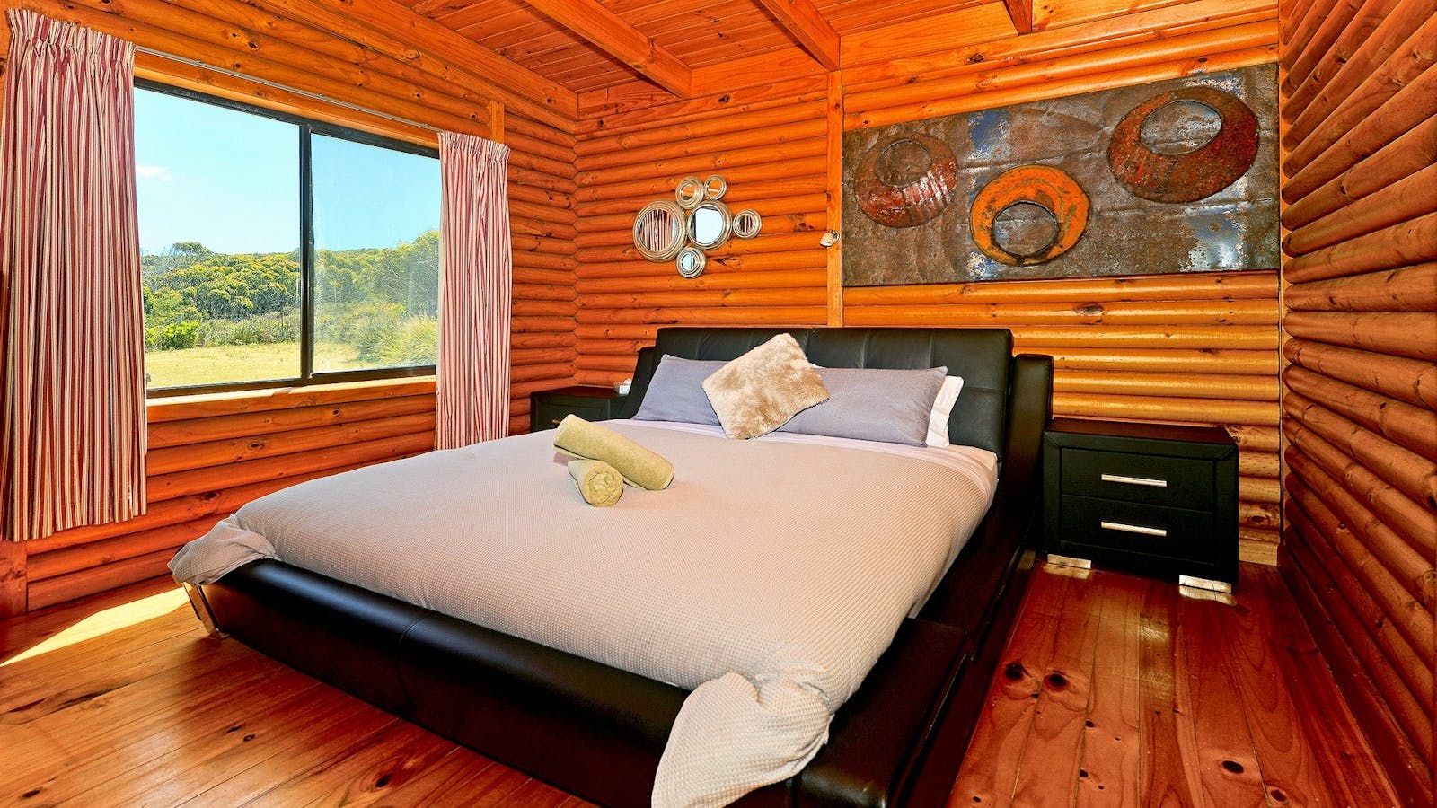 Cloudy Bay Cabin - Master bedroom