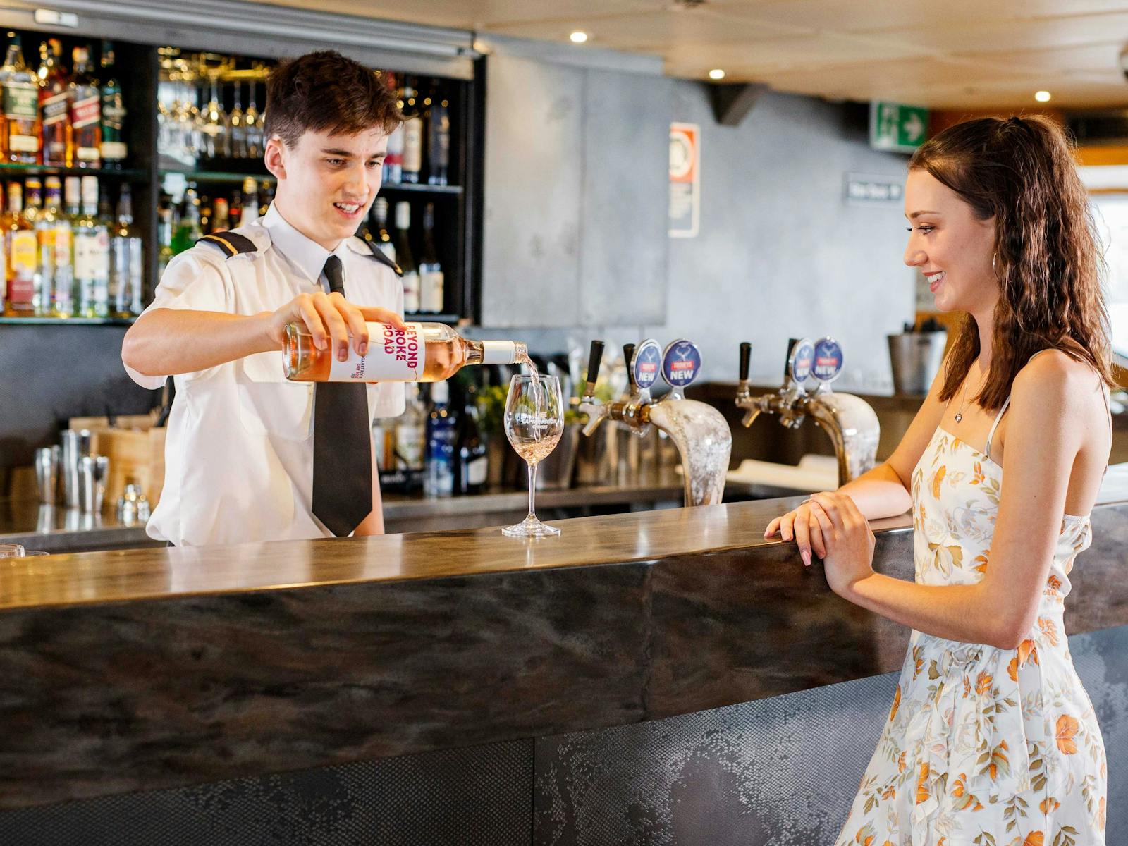 女の子の前にワインを注ぐスチュワード