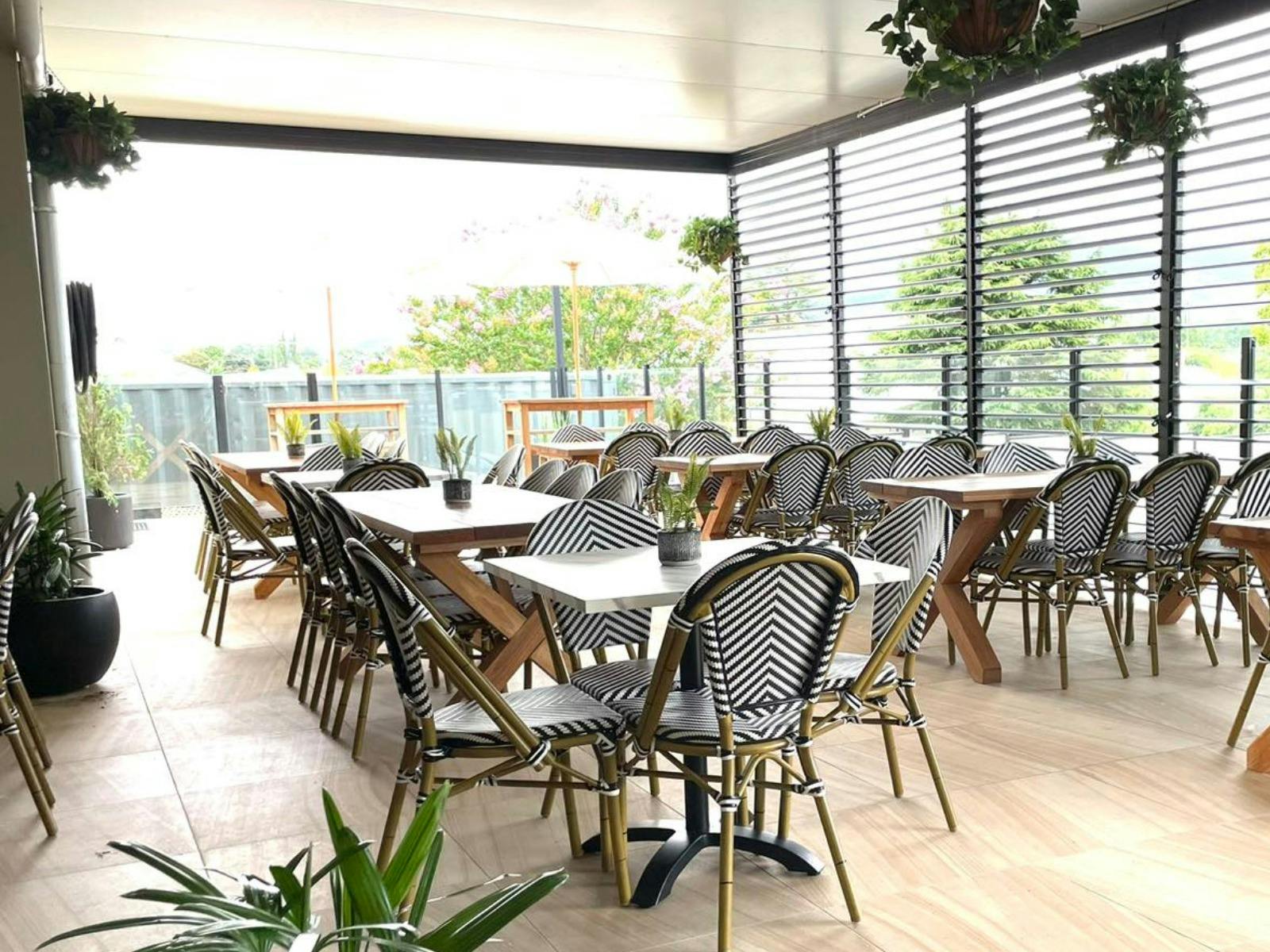 Tenterfield Tavern의 야외 데크 좌석