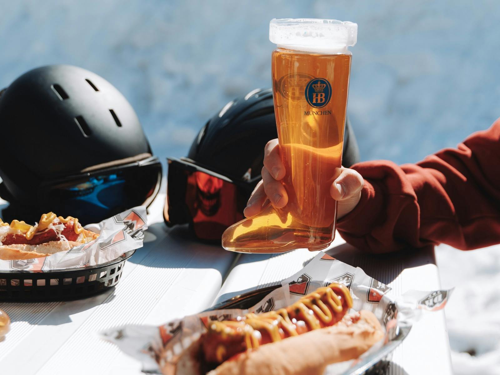 앞쪽에 크란스키가 있는 부츠 모양 유리잔에 담긴 맥주