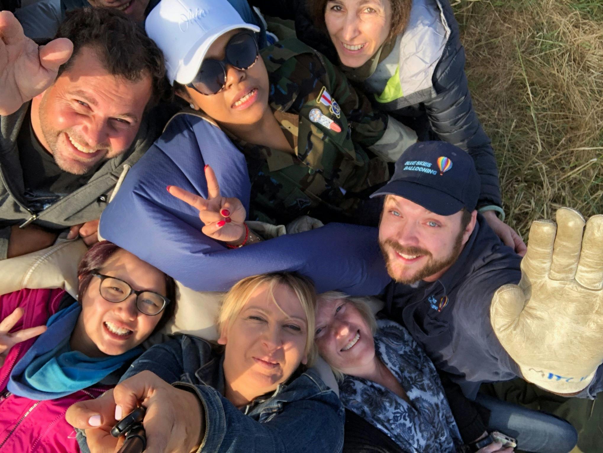 비행 후 짐 정리를 즐기는 승객들