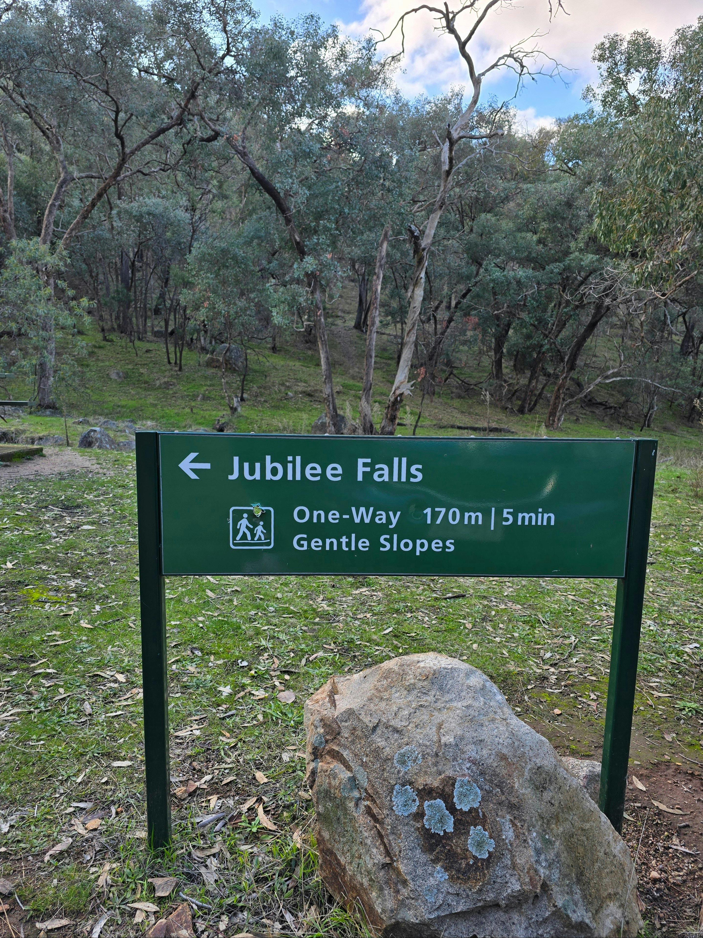 Sign of Jubilee Falls, One Way, 170m, 5 mins, Gentle Slopes