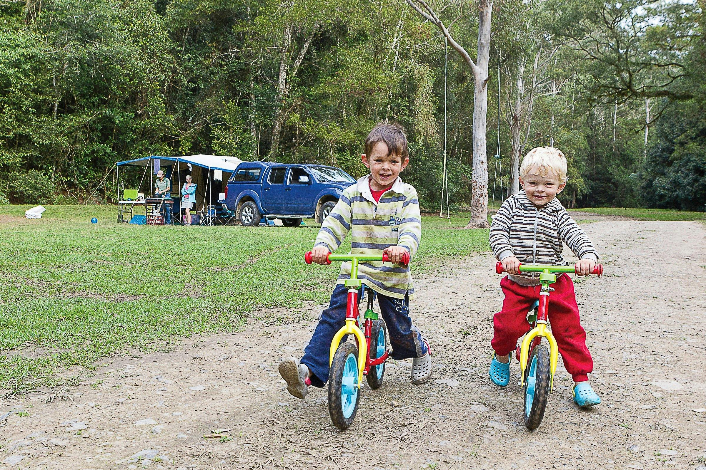 Chichester State Forest의 Telegherry 강에서 가족 친화적 캠핑