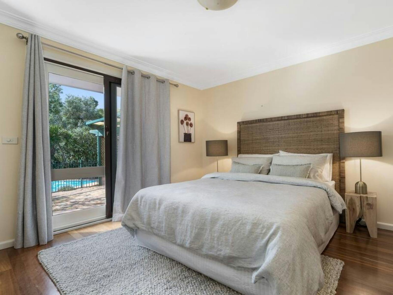 수영장 전망이 보이는 침실