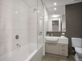 One bedroom apartment Parap - Ensuite bathroom with bathtub