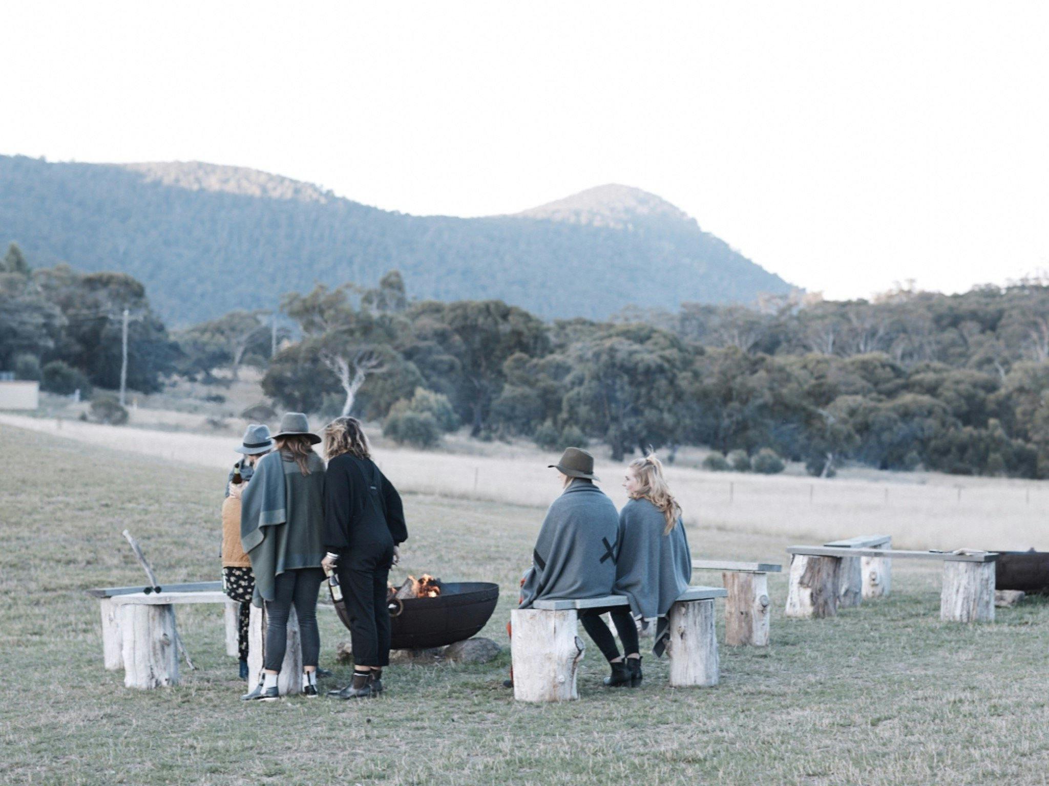 ファイヤーピットダイニング、クラッケンバック、ニューサウスウェールズ州、スノーウィーマウンテンズ、ティンカーズフィールド